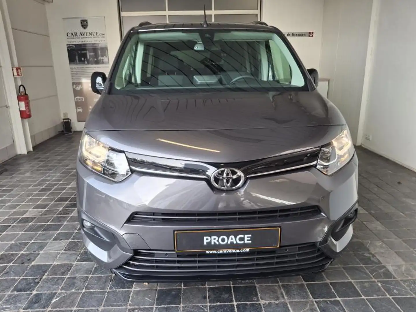 Toyota Verso MPV Grau - 2