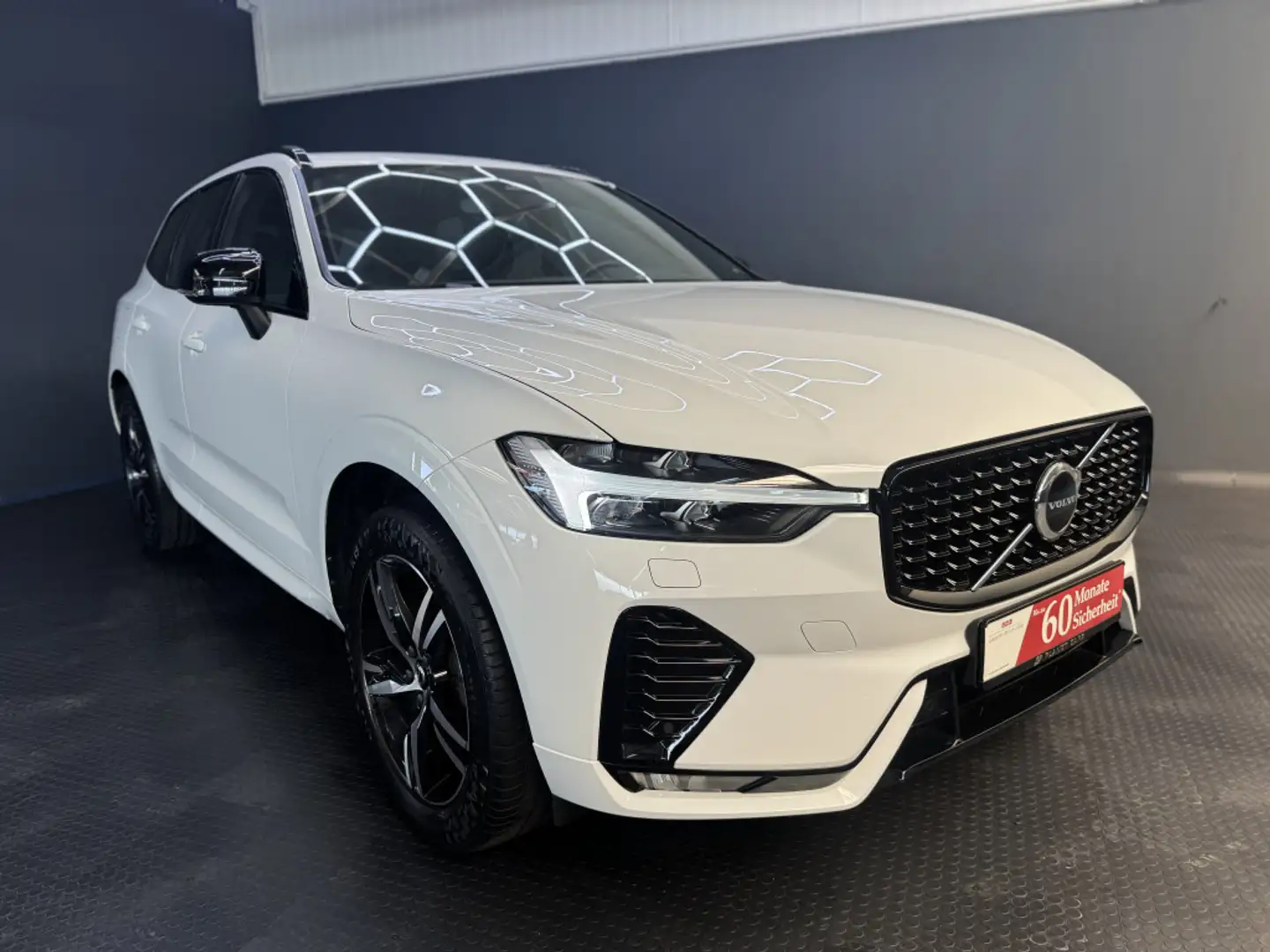 Volvo XC60 R Design*3JGARANTIE*AHK*1HAND*SCHECKHEFT* - 1