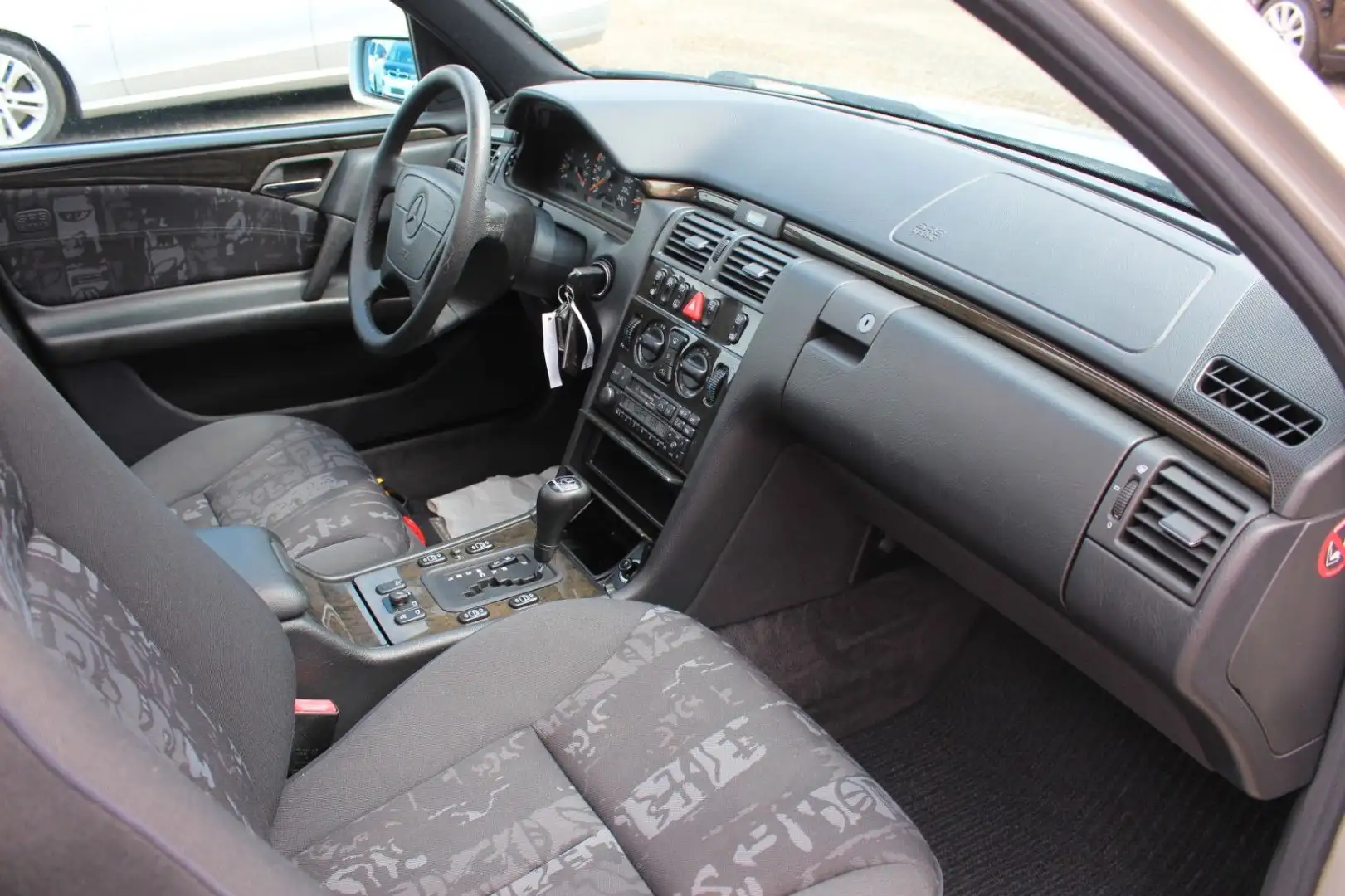 Mercedes-Benz E 230 T AVANTGARDE*Schiebedach*Klima*Automatik*X Plateado - 2