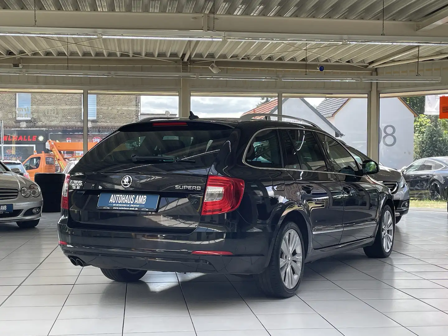 Skoda Superb 2.0TDI Elegance Leder Navi Sitzh. BiXenon Zwart - 2