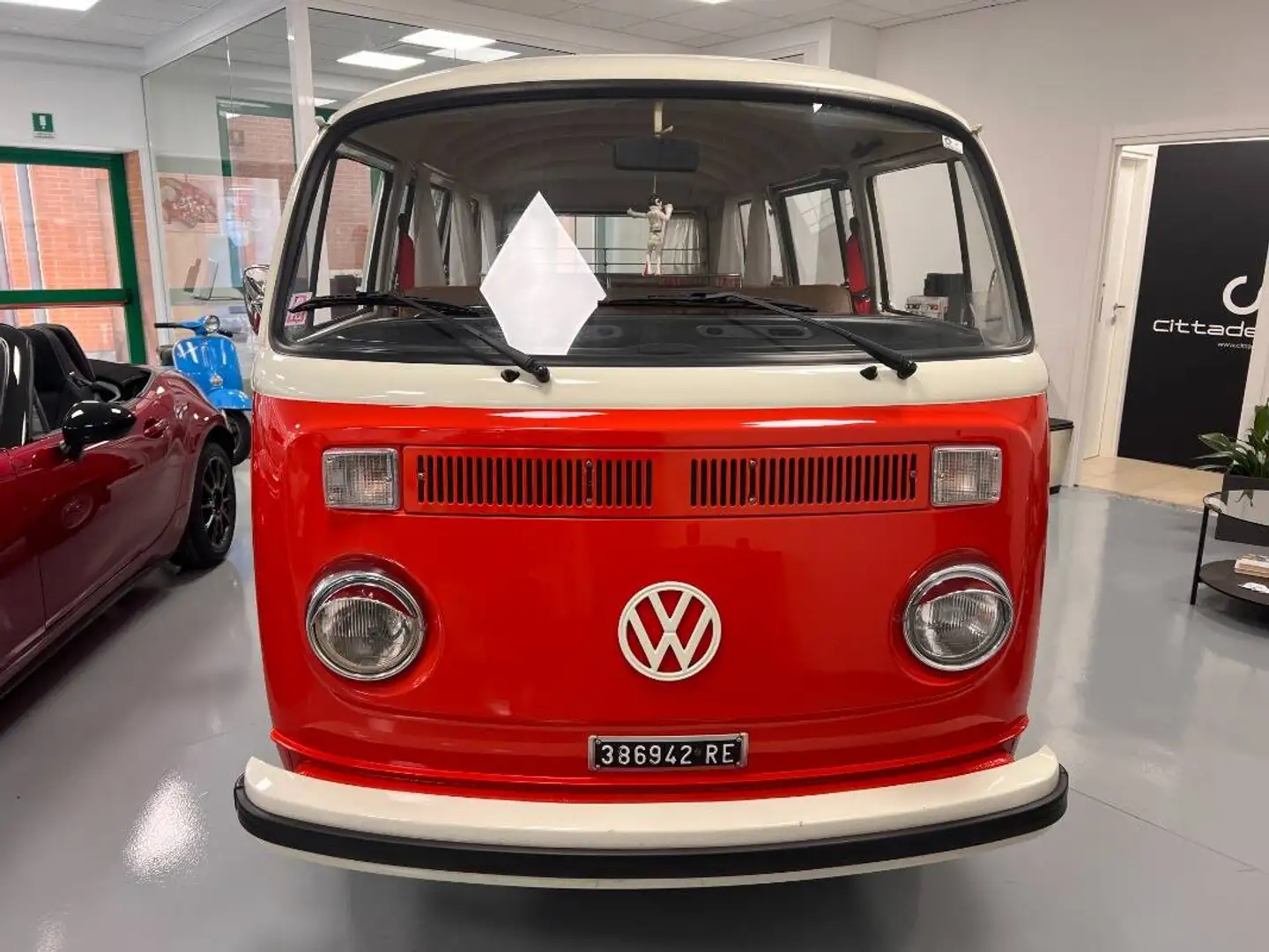 Volkswagen T2 BUS BAYWINDOW 8 POSTI Oranje - 2