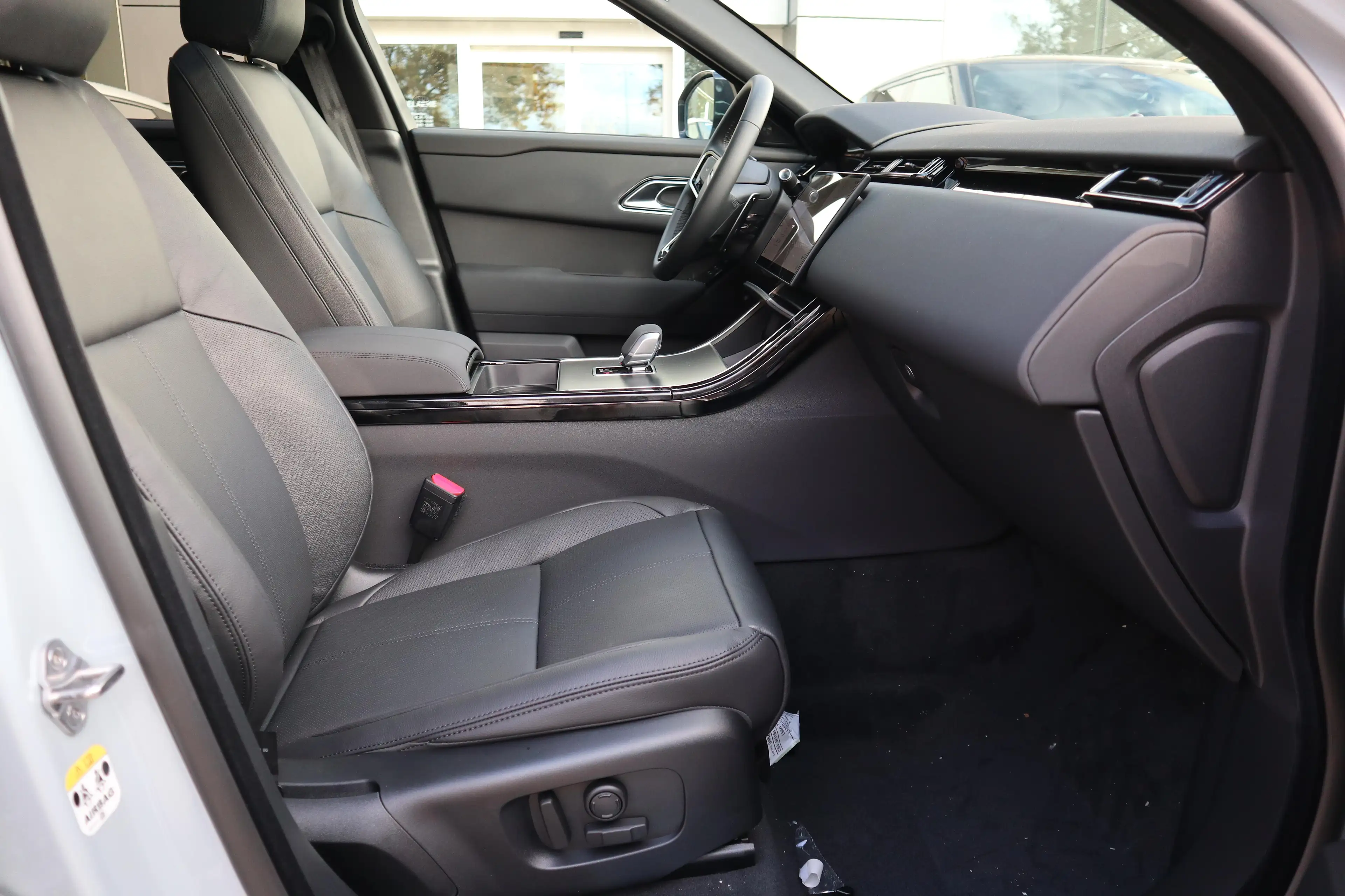 Land Rover Range Rover Velar P400e Dynamic SE — photo 3