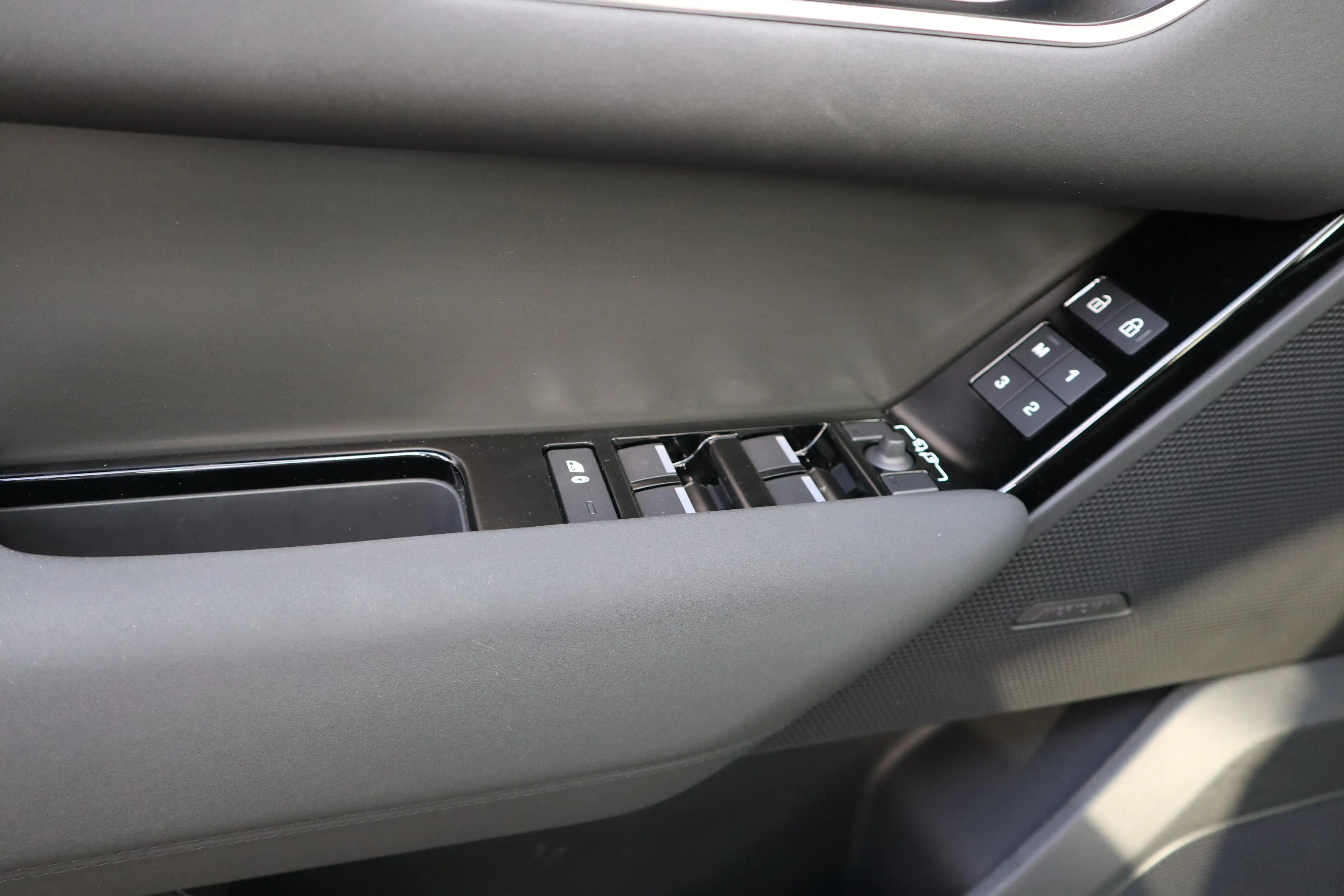 Land Rover Range Rover Velar P400e Dynamic SE — photo 14
