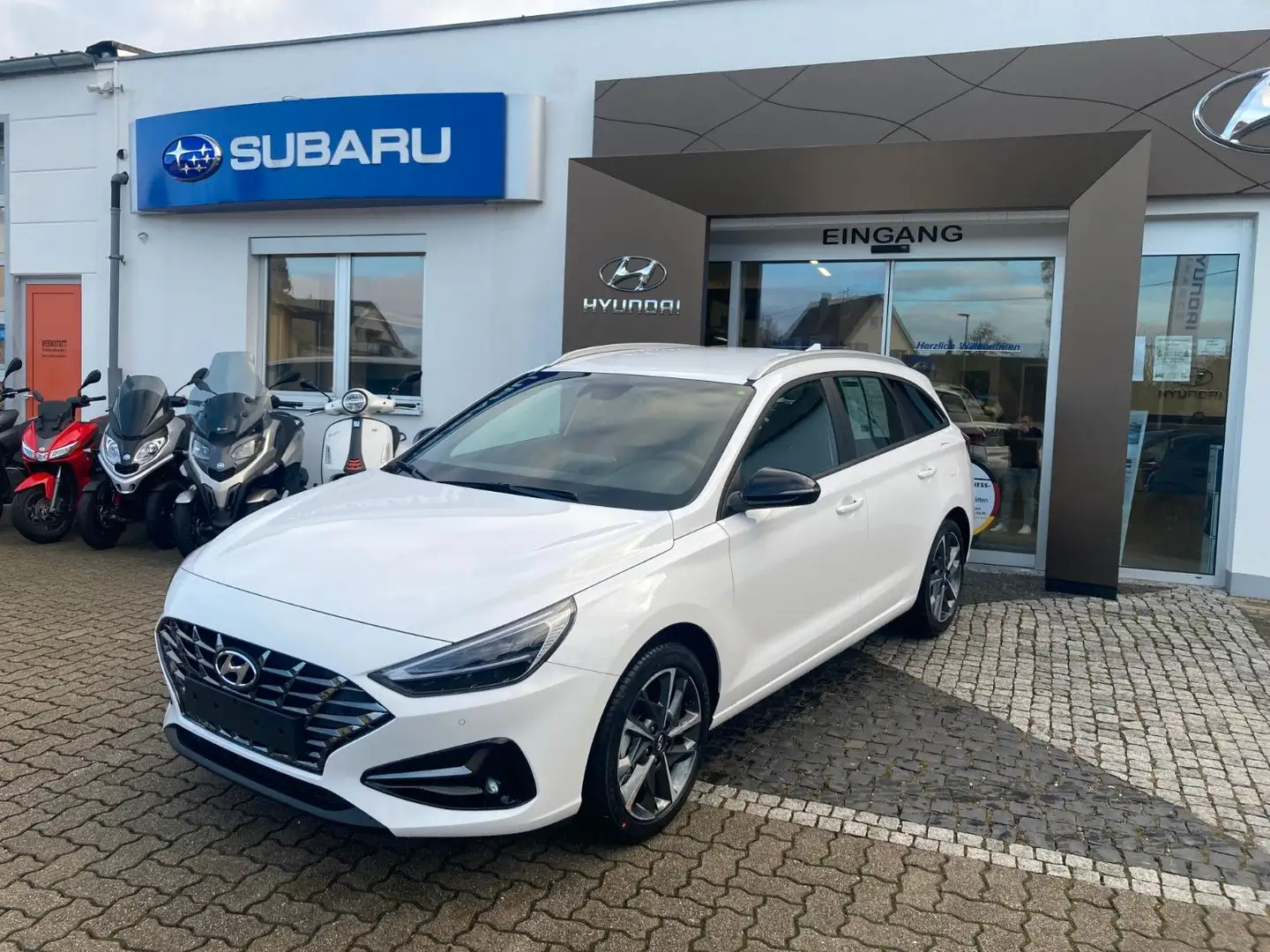 Hyundai i30 Kombi CW 1.0 T-GDI Connect & Go DCT Weiß - 2
