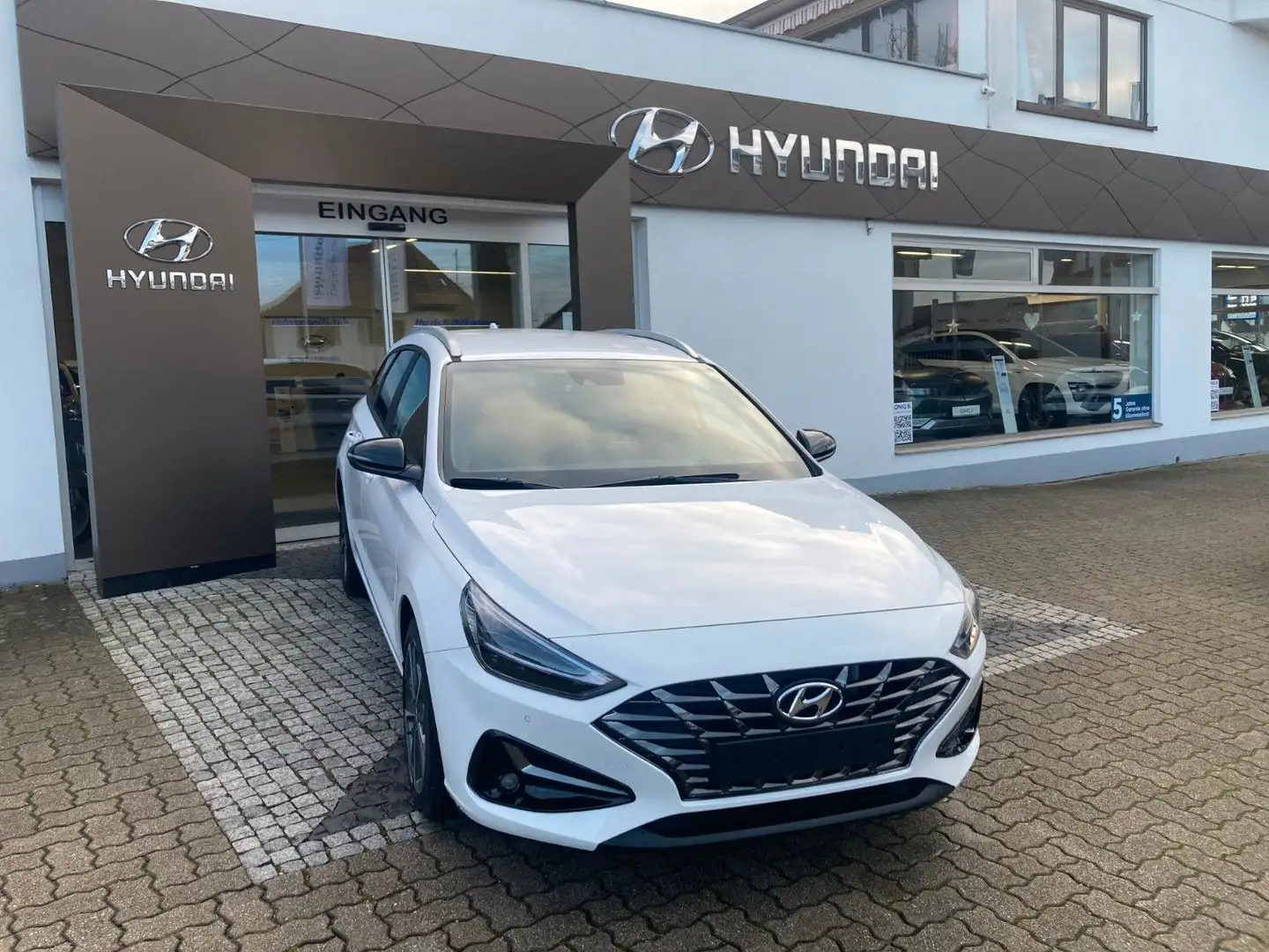Hyundai i30 Kombi CW 1.0 T-GDI Connect & Go DCT Weiß - 1