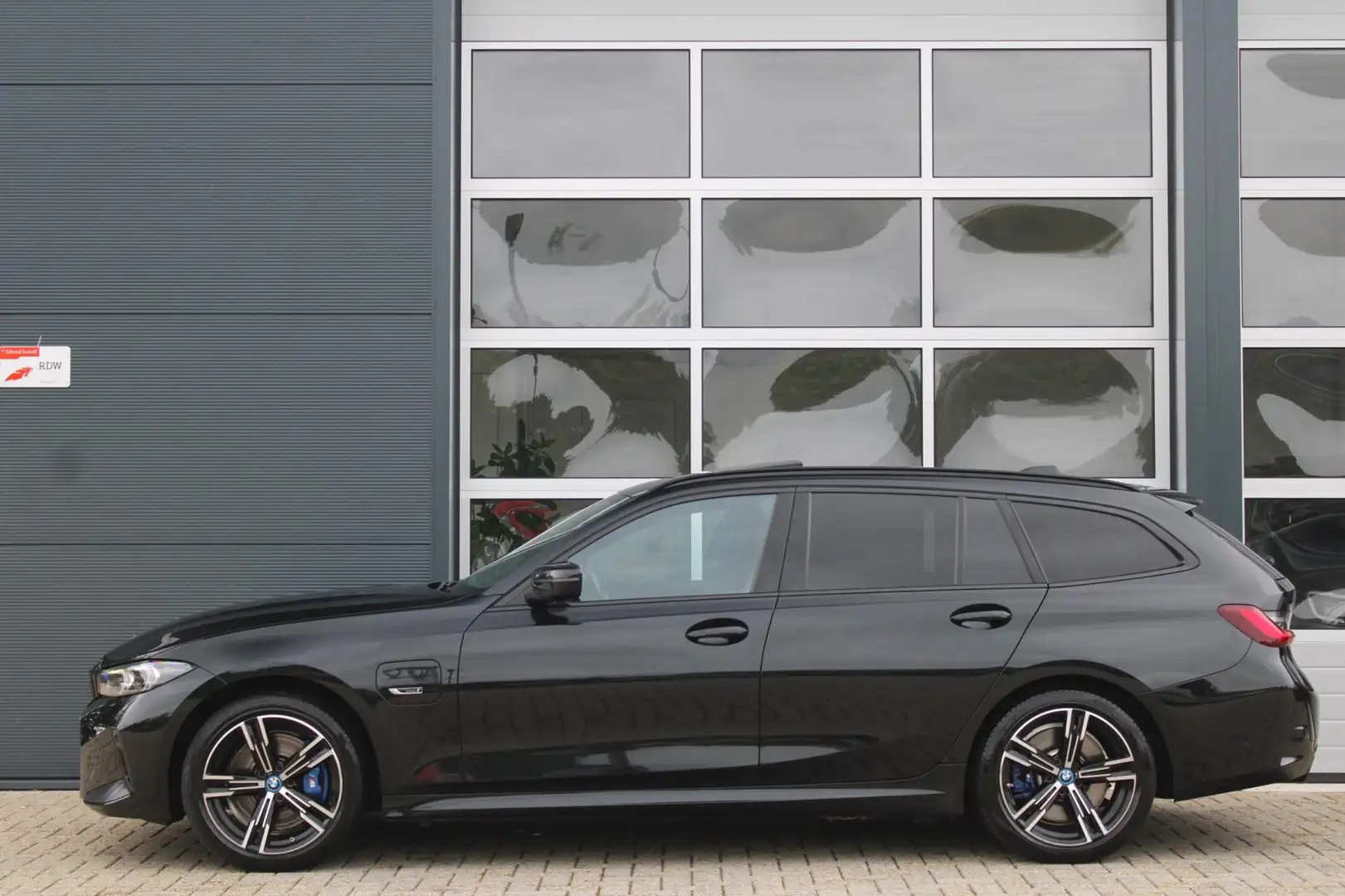 BMW 330 3-serie Touring 330e xDrive M-Sport Pro Facelift | Zwart - 2