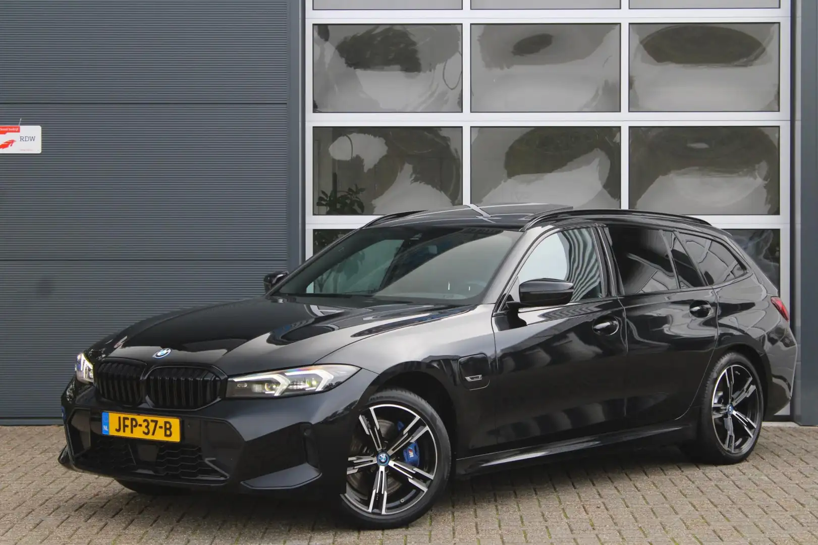 BMW 330 3-serie Touring 330e xDrive M-Sport Pro Facelift | Zwart - 1
