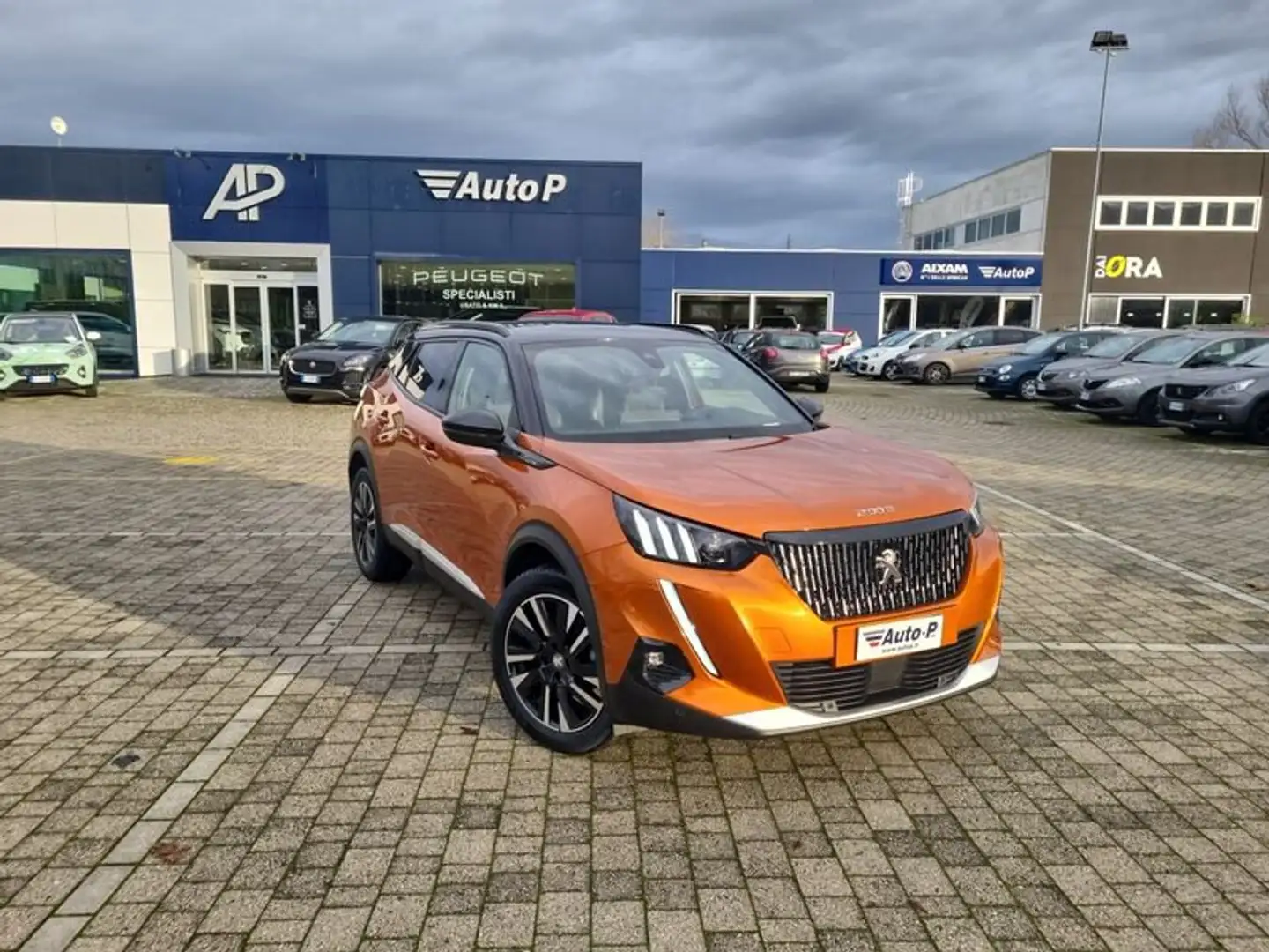 Peugeot 2008 BlueHDi 100 S&S GT Line Arancione - 2