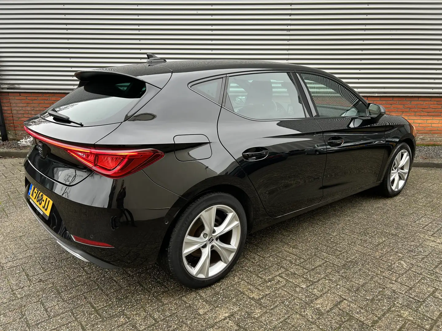 SEAT Leon 1.5 eTSI FR Launch Edition | Dealer Onderhouden | Noir - 2
