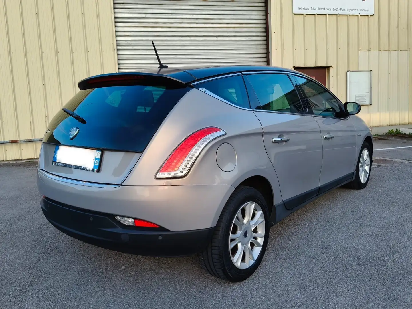 Lancia Delta 1.6 MULTIJET 16V 120 DPF PLATINUM - 2