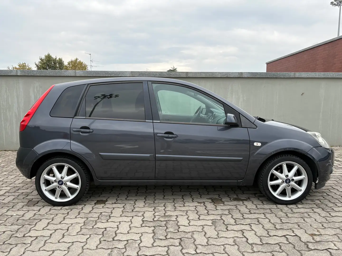 Ford Fiesta Fiesta V 2006 5p 1.2 Titanium Grau - 2