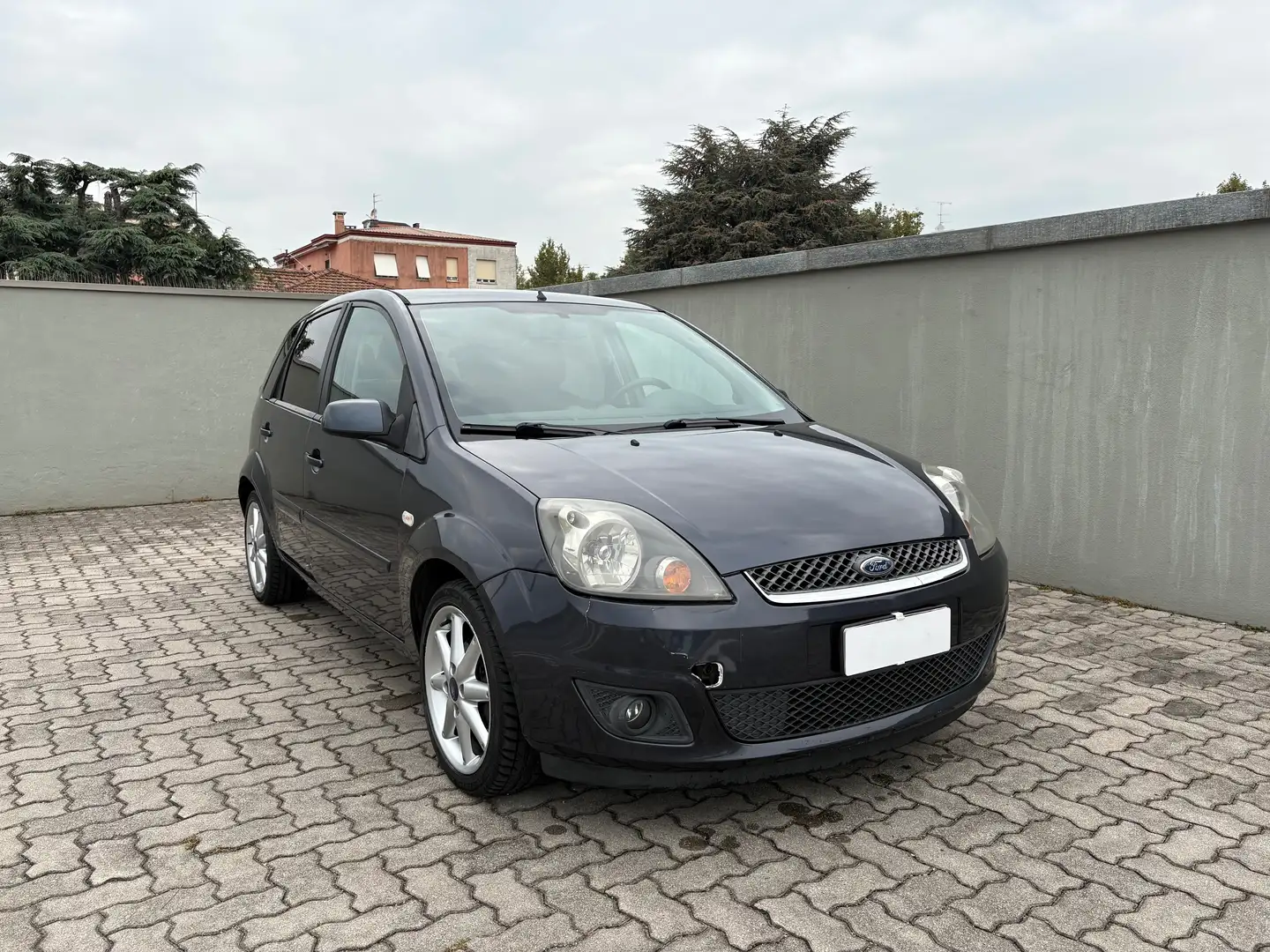 Ford Fiesta Fiesta V 2006 5p 1.2 Titanium Grau - 1