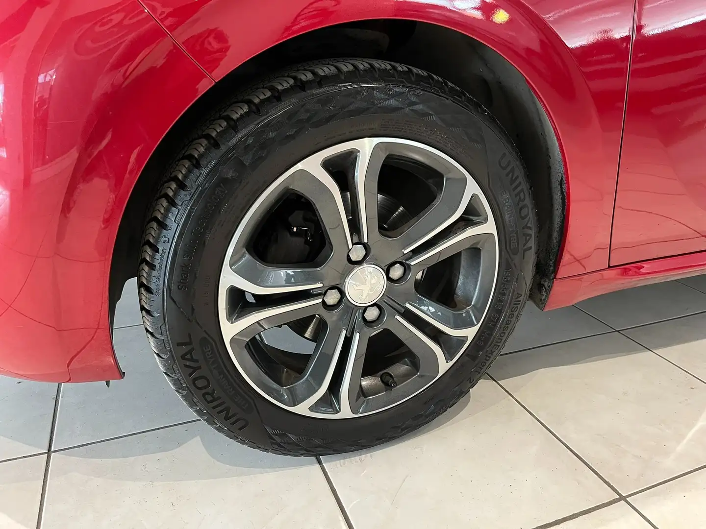 Peugeot 208 1.2i 82cv Rouge 5 portes Airco/Cruise/Capteur Rot - 2