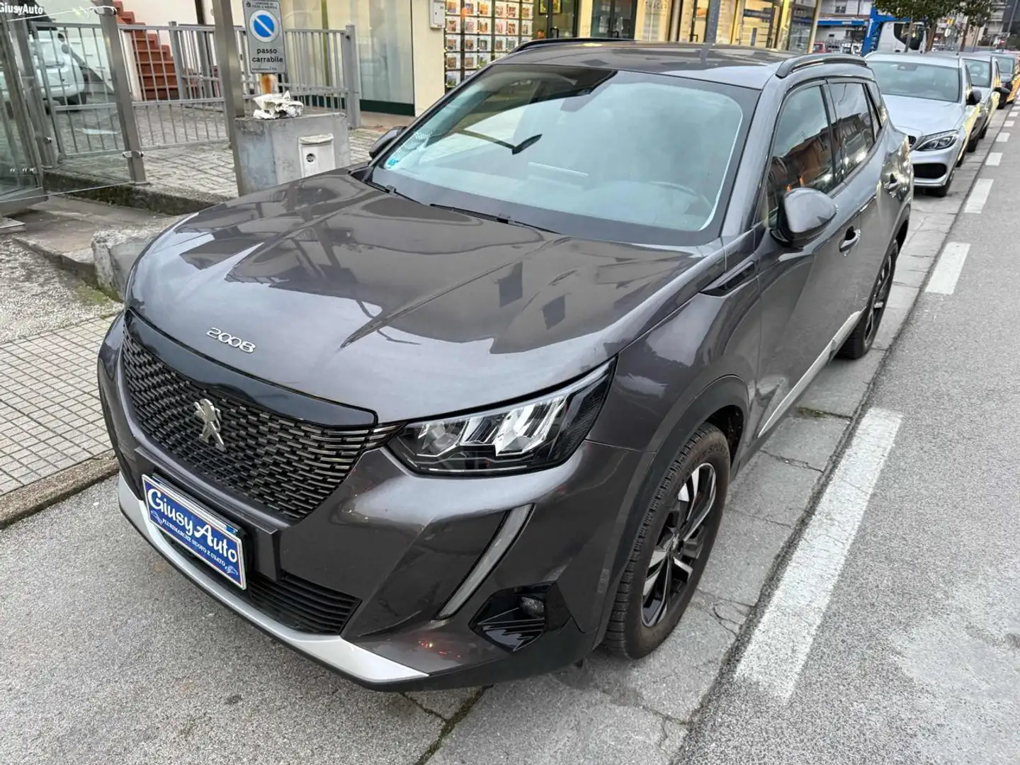 Peugeot 2008 PureTech 130 S&S Allure Pack Grau - 1