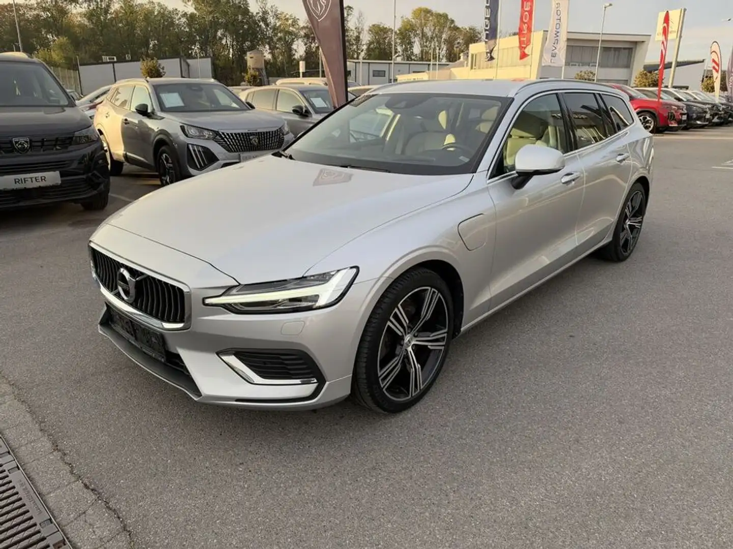 Volvo V60 Inscription Recharge Plug-In Hybrid AWD Silber - 2