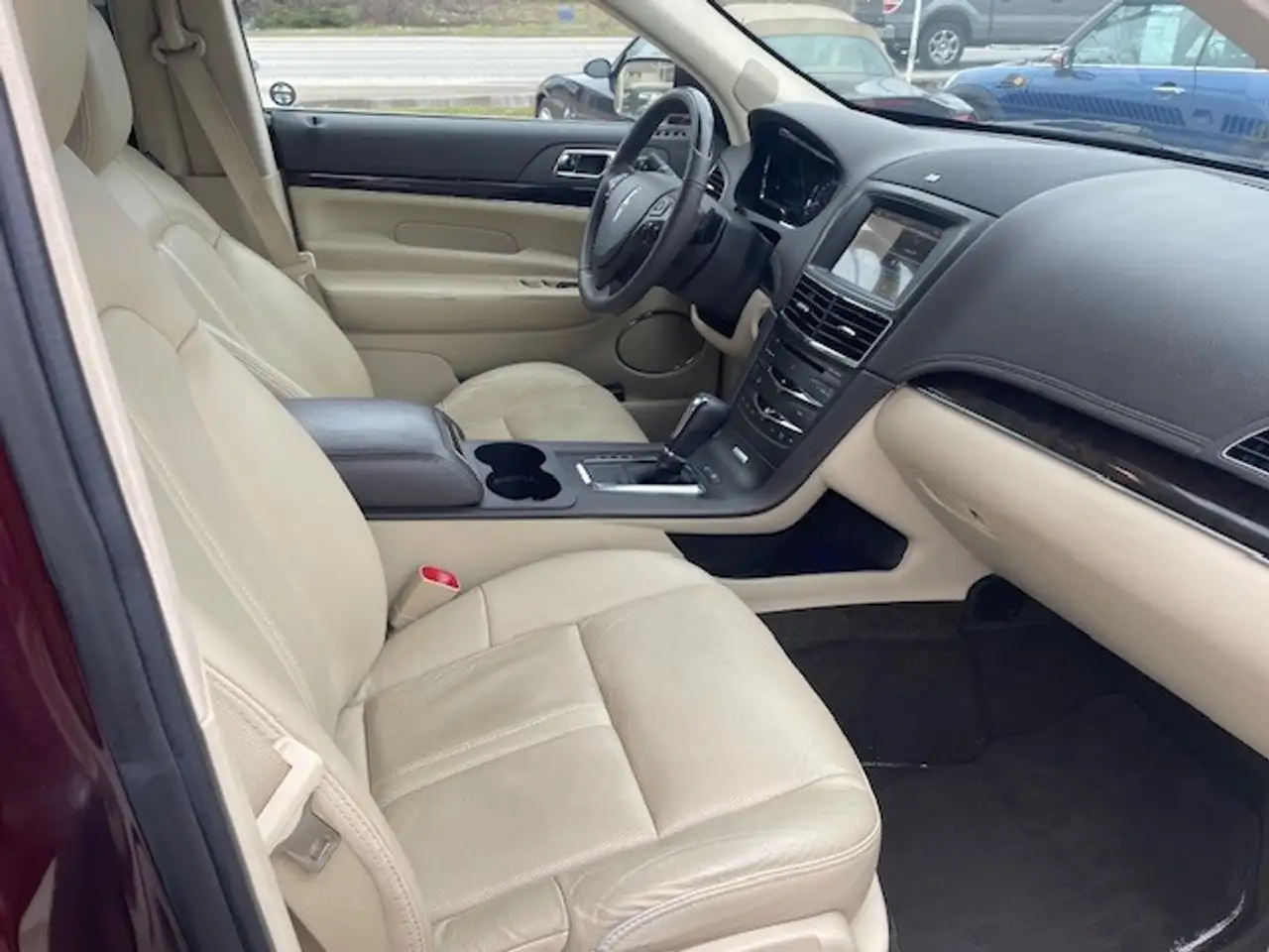 Lincoln MKT снимка Lincoln MKT