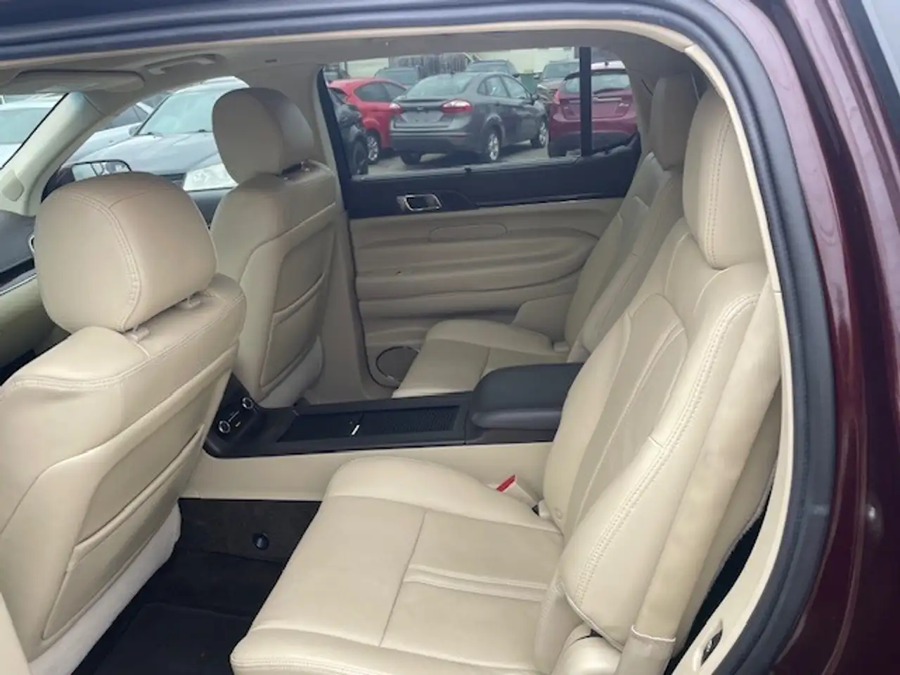 Lincoln MKT снимка Lincoln MKT