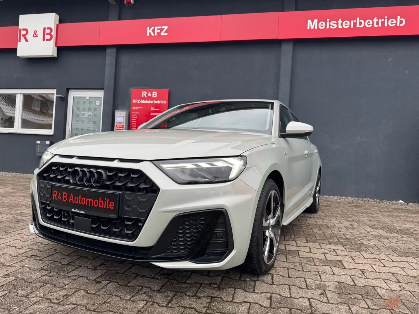 Audi A1 Sportback 25 TFSI S line Silber - 1