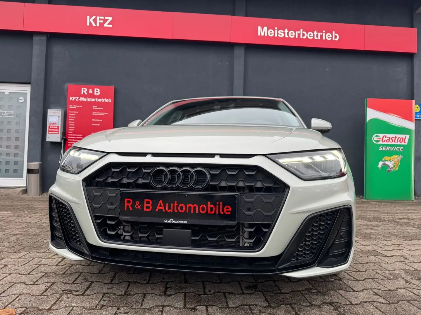 Audi A1 Sportback 25 TFSI S line Silber - 2