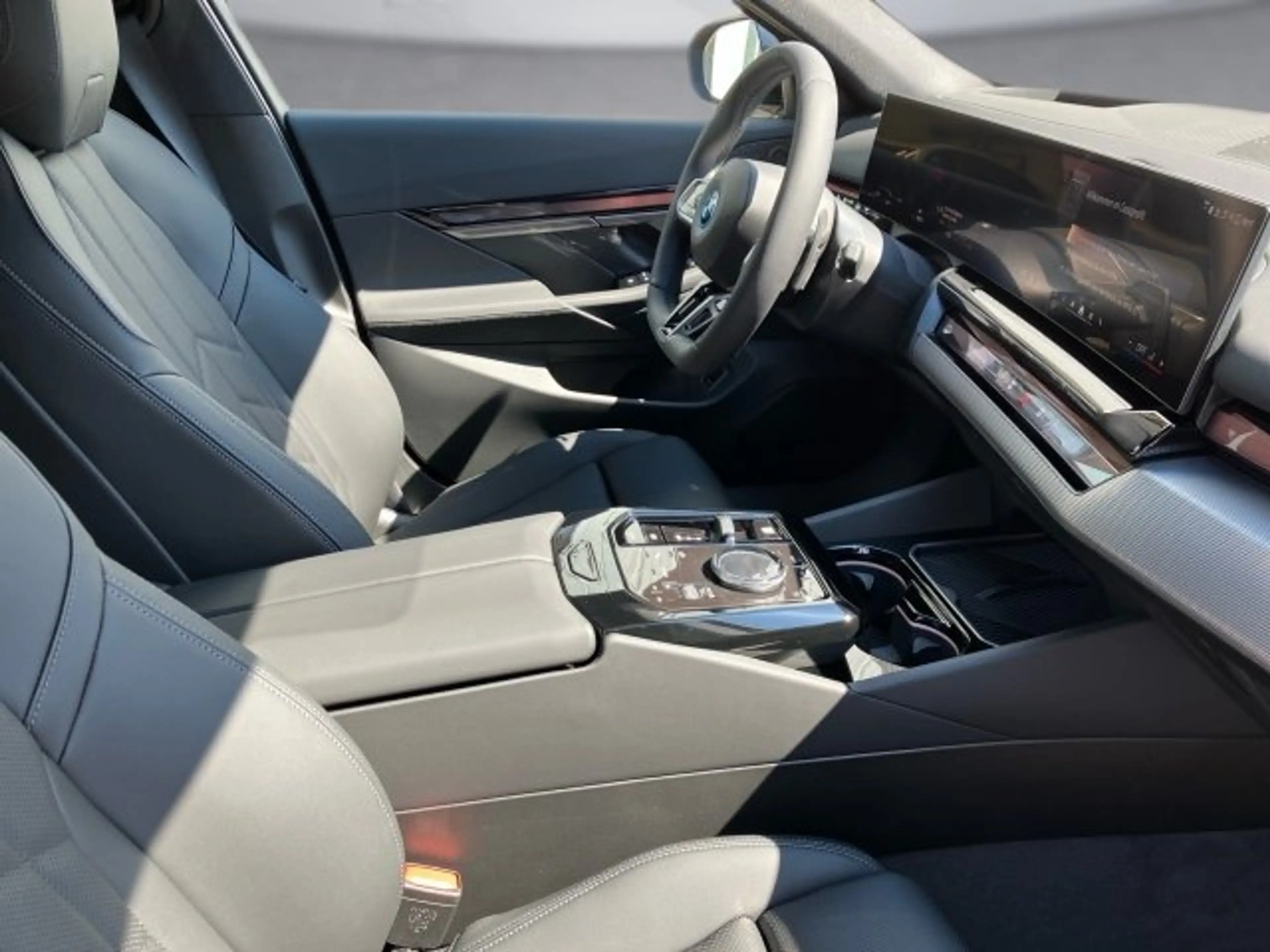 BMW 550 e xDrive Limousine G60 XB1 — photo 11