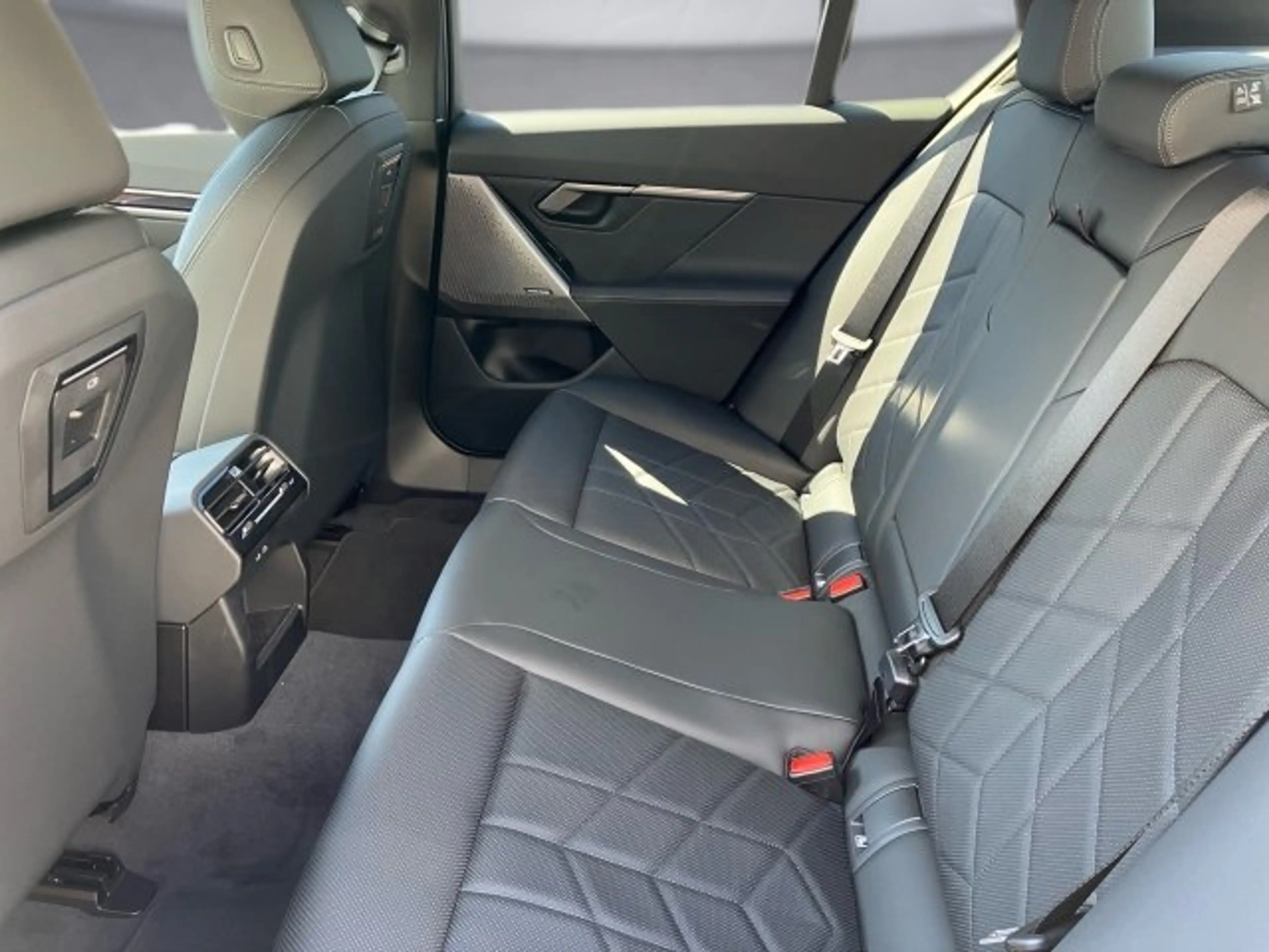 BMW 550 e xDrive Limousine G60 XB1 — photo 12