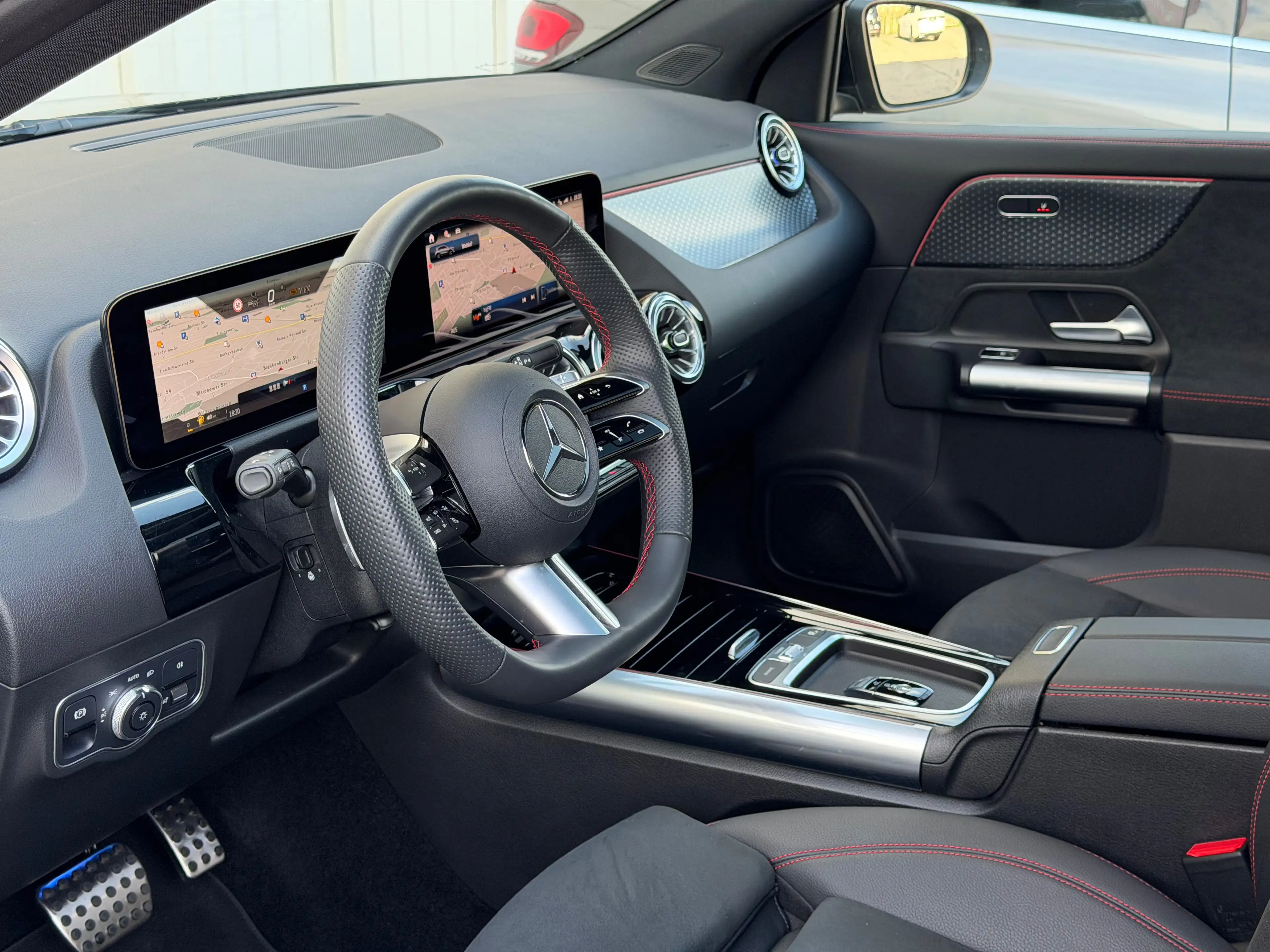 Mercedes-Benz GLA 180 GLA200 AMG Restyling_Panorama_360°_KeylessEntry_Distronic_NightPaket — photo 12
