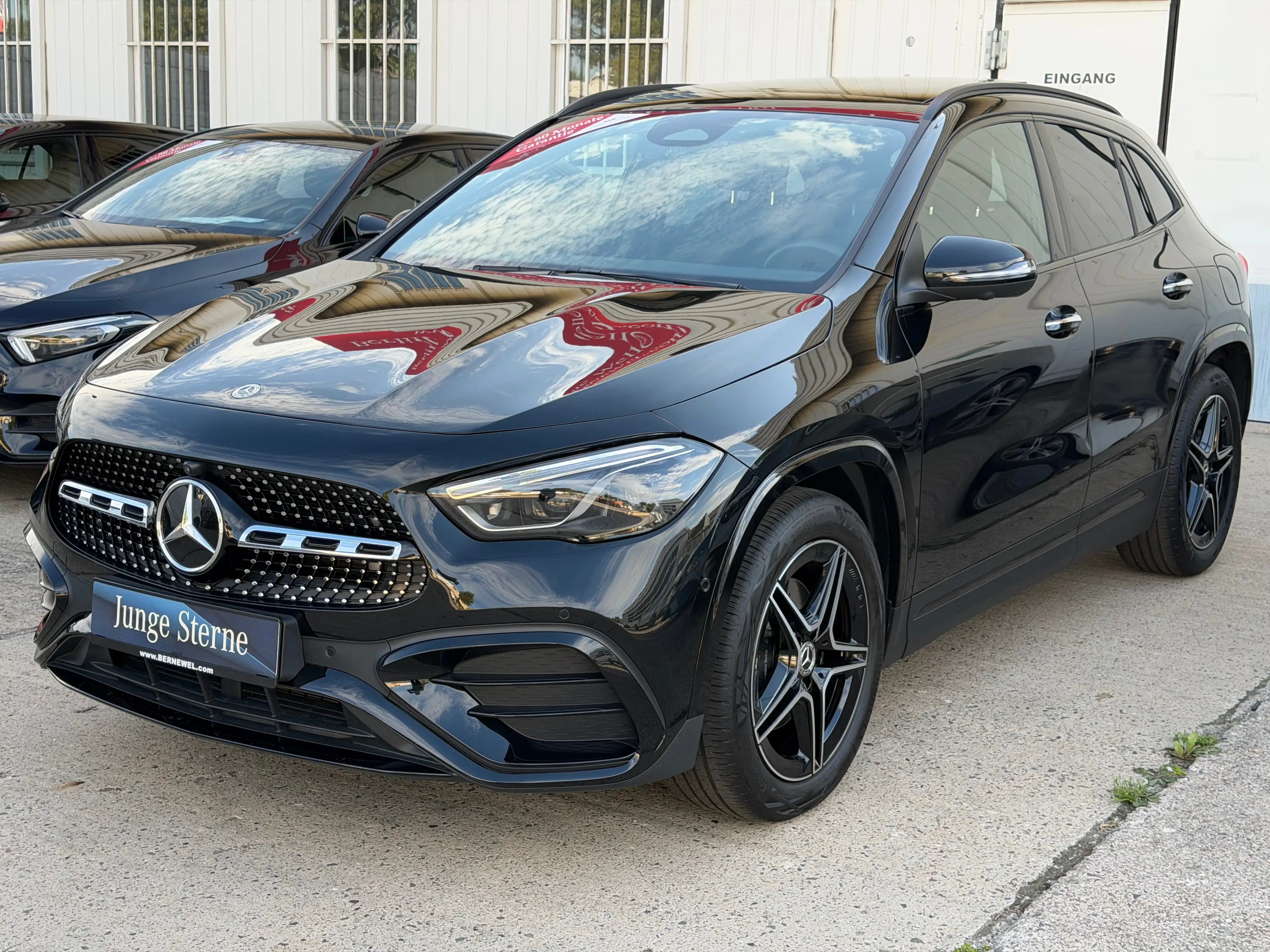 Mercedes-Benz GLA 180 GLA200 AMG Restyling_Panorama_360°_KeylessEntry_Distronic_NightPaket