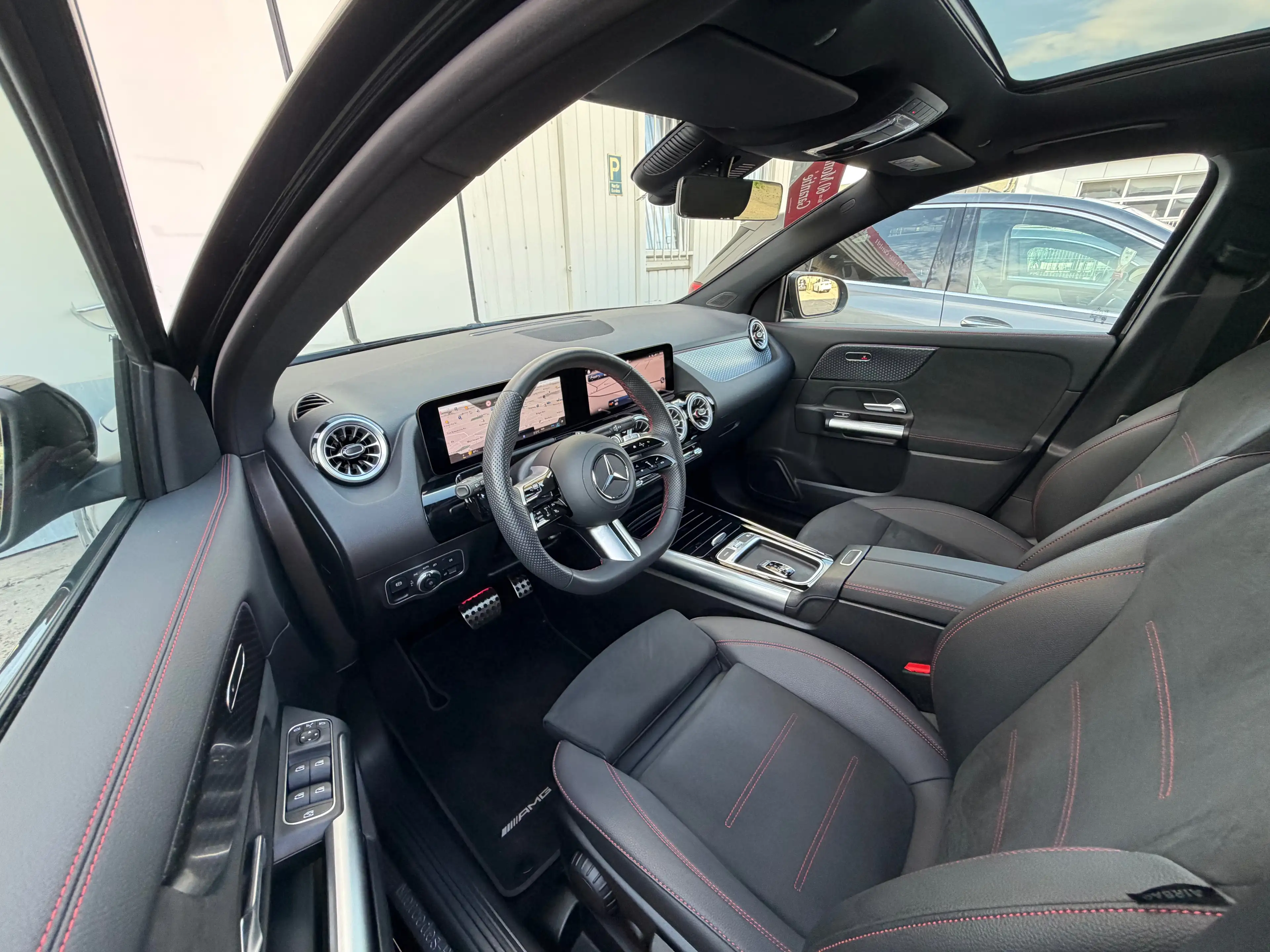Mercedes-Benz GLA 180 GLA200 AMG Restyling_Panorama_360°_KeylessEntry_Distronic_NightPaket — photo 11