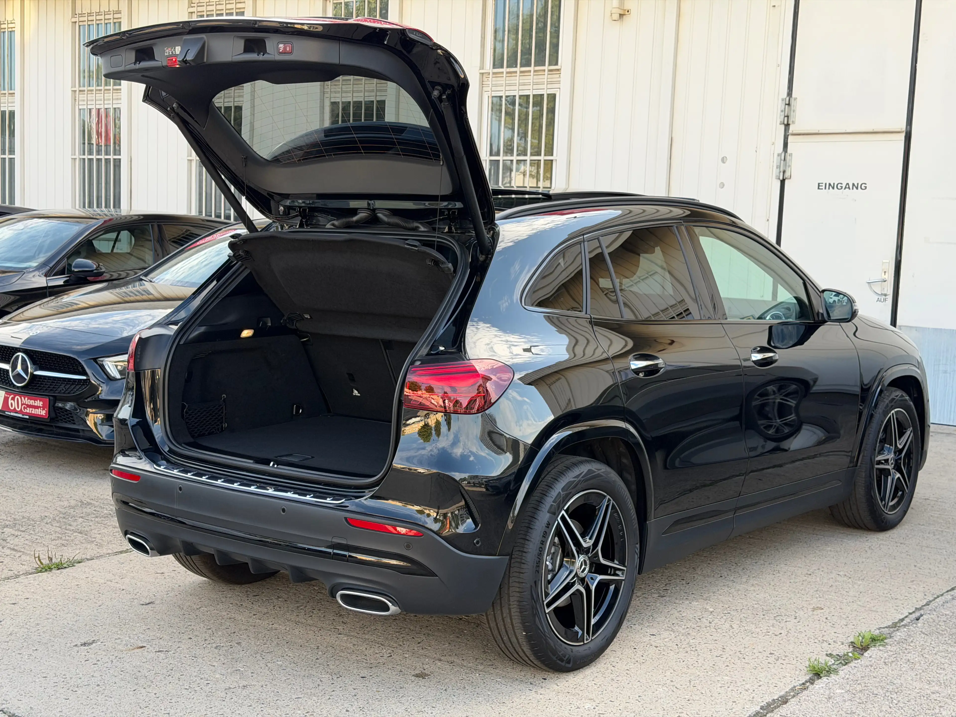 Mercedes-Benz GLA 180 GLA200 AMG Restyling_Panorama_360°_KeylessEntry_Distronic_NightPaket — photo 6