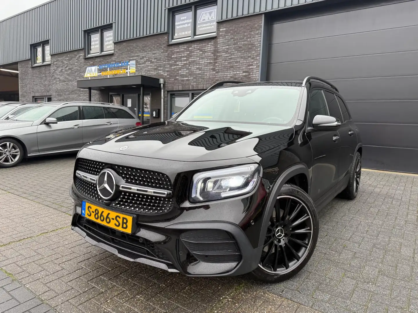 Mercedes-Benz GLB 250 4MATIC AMG Line | 1E EIGENAAR | 12 MND GARANTIE | Noir - 2