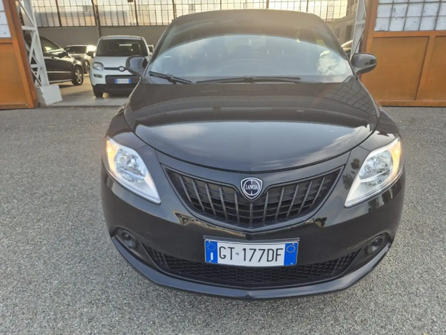 Lancia Ypsilon 1.0 FireFly 5 porte S&S Hybrid Alberta Ferretti Zwart - 2