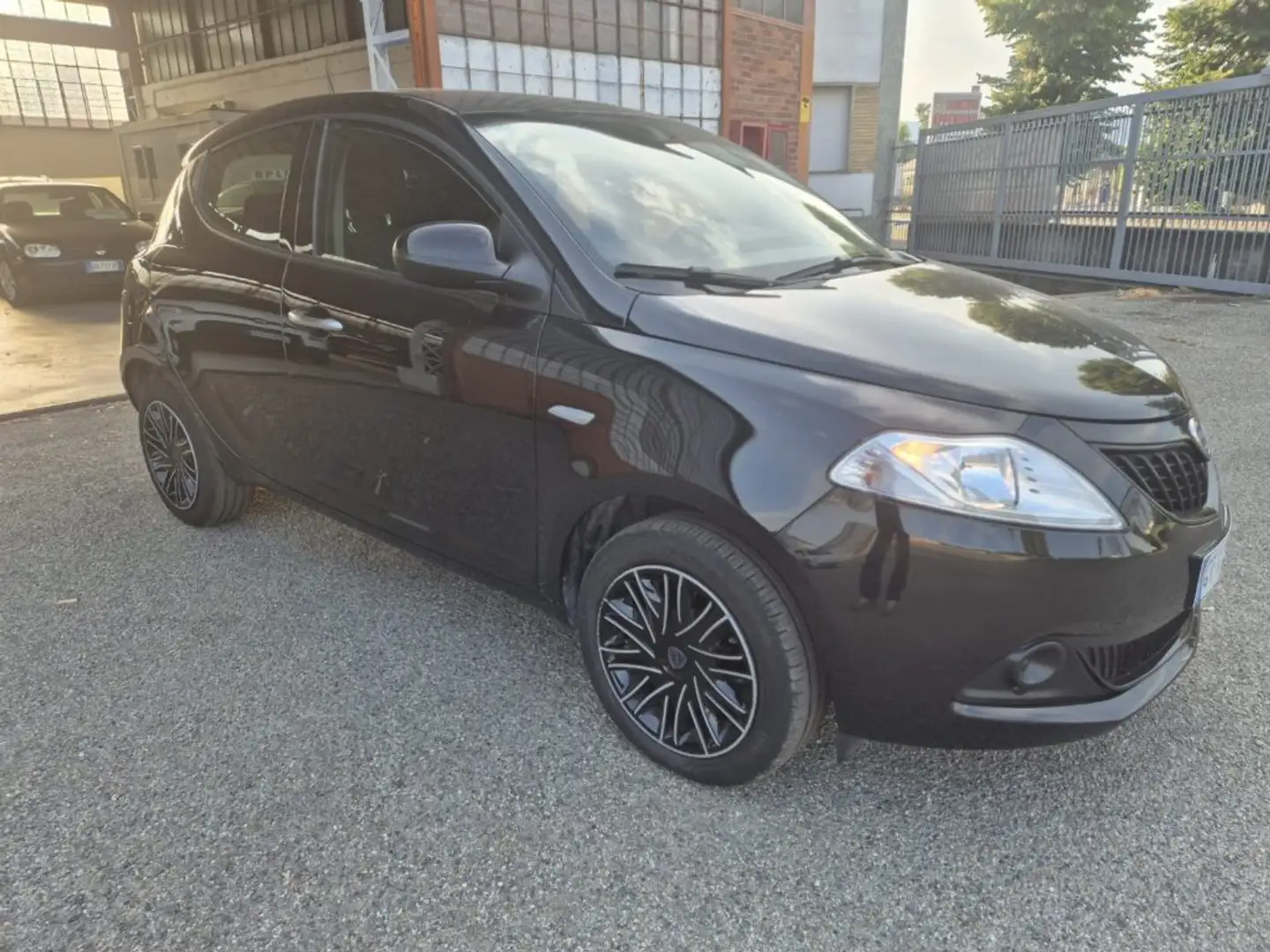 Lancia Ypsilon 1.0 FireFly 5 porte S&S Hybrid Alberta Ferretti Zwart - 1