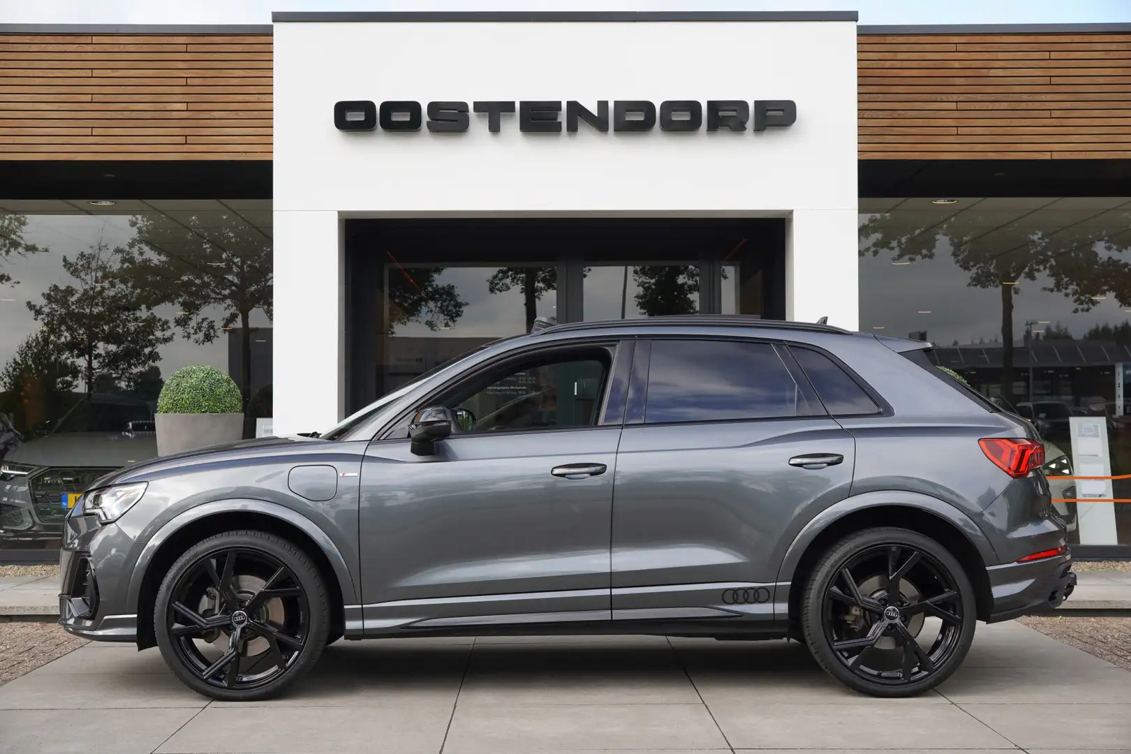 Audi Q3 45TFSIe/245pk S-Line|2023|Panoramadak|Trekhaak|21" Grijs - 1