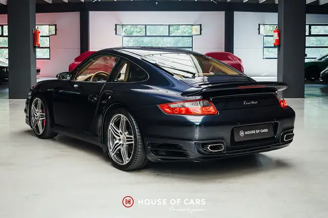 Porsche 911 view 8