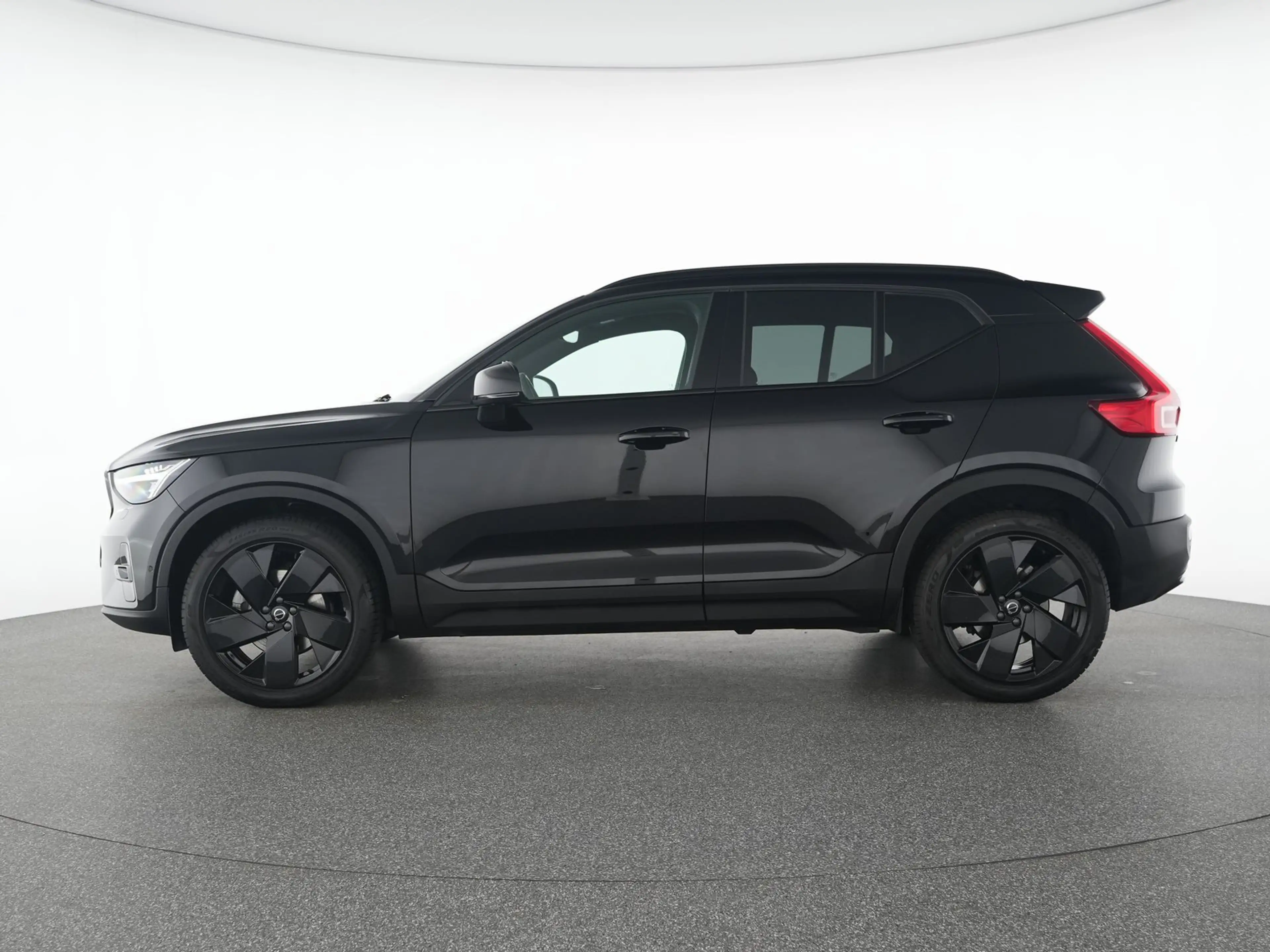 Volvo XC40 B3 Plus Black Edition ACC*360°20"PIXEL-LED — photo 11