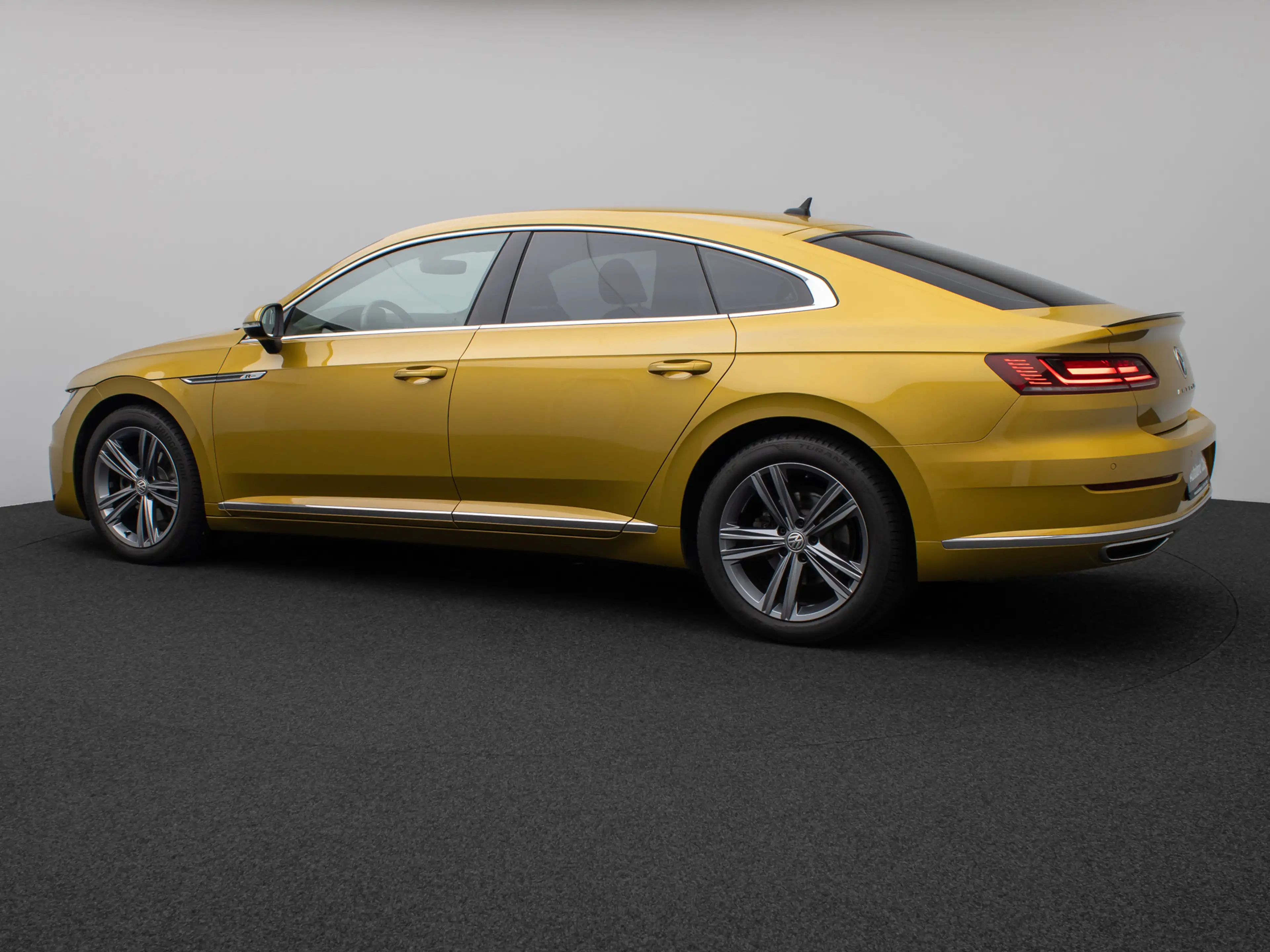 Volkswagen Arteon R-Line Kamera Fernlichtassist ACC 8Fach — photo 10