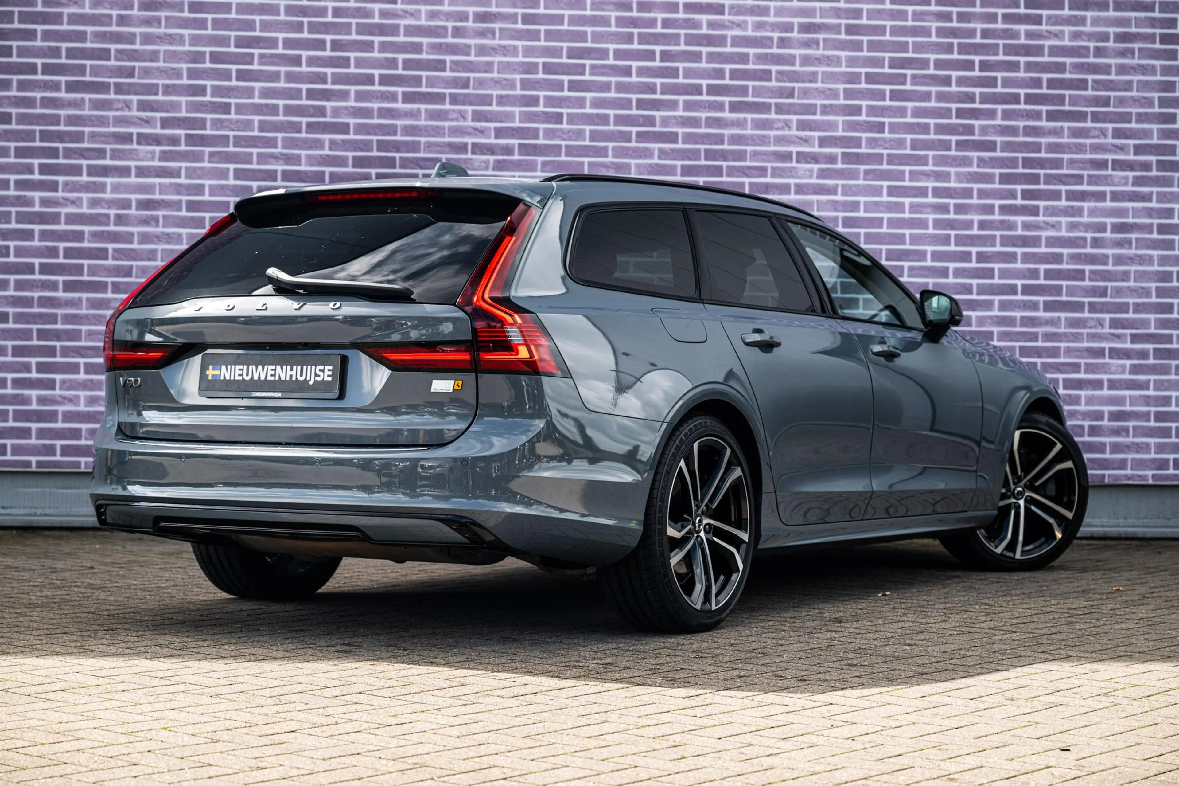 Volvo V90 2.0 T6 Plug-in hybrid AWD Plus Dark | Long Range | — photo 3