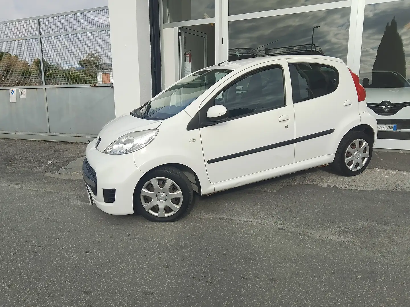 Peugeot 107 1.0 12v Active (plaisir) 5p 2tronic FL Bianco - 2