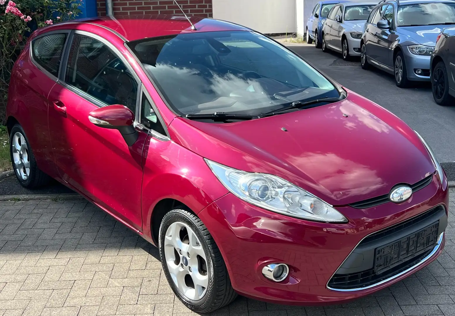 Ford Fiesta Titanium *TÜV 07/2027-KLIMAAUT-ALU* Rouge - 1