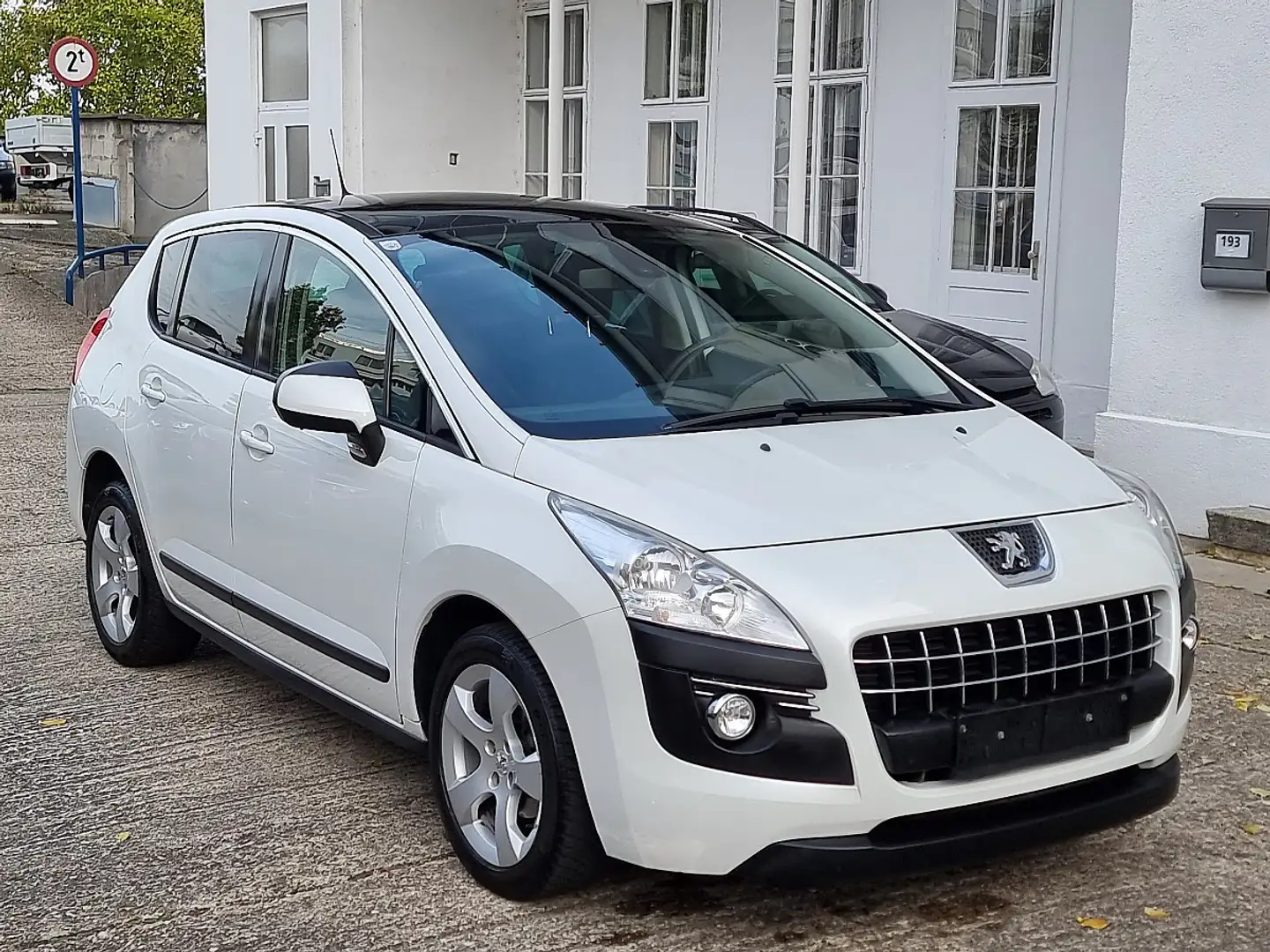 Peugeot 3008 1,6 HDi 115 FAP Allure Weiß - 1