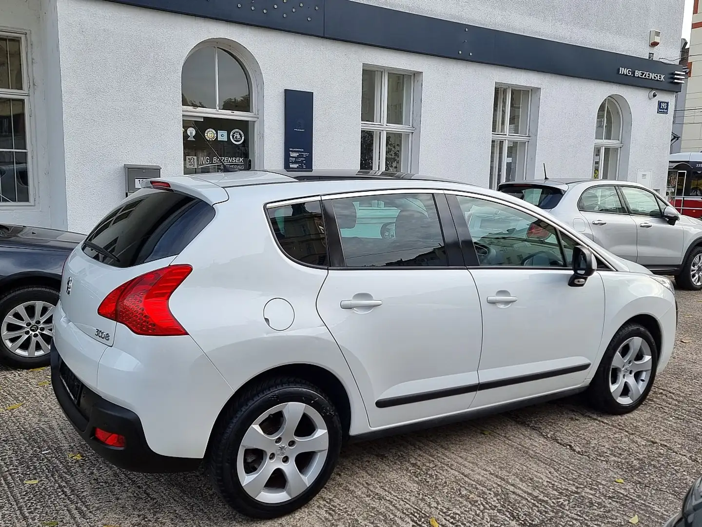 Peugeot 3008 1,6 HDi 115 FAP Allure Weiß - 1
