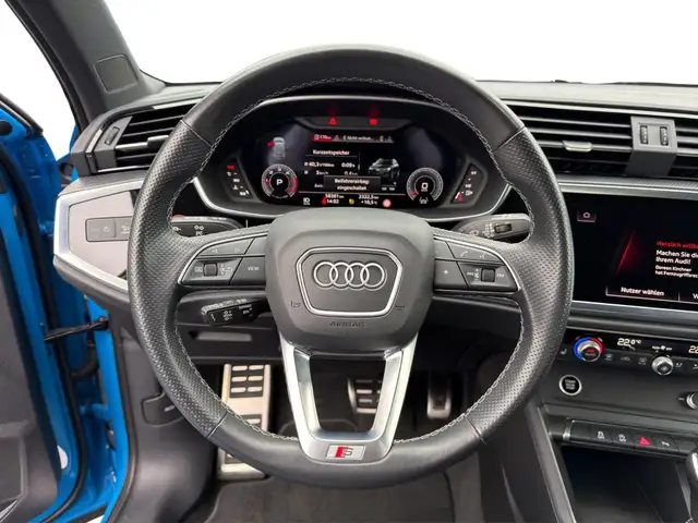 Audi Q3 view 14