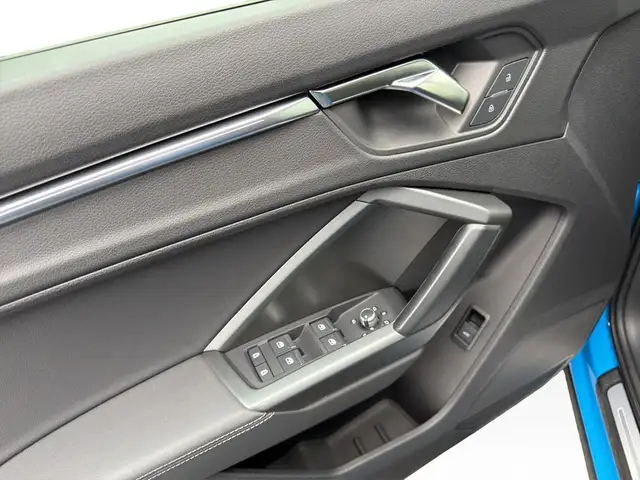 Audi Q3 view 13
