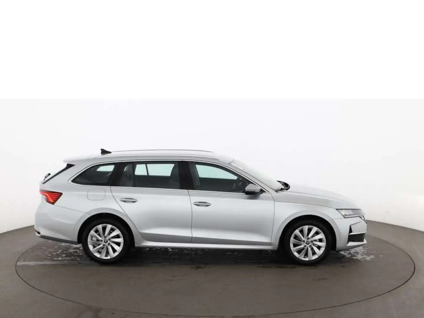 Skoda Octavia Combi 1.5 TSI Selection Aut LED RADAR Silber - 2