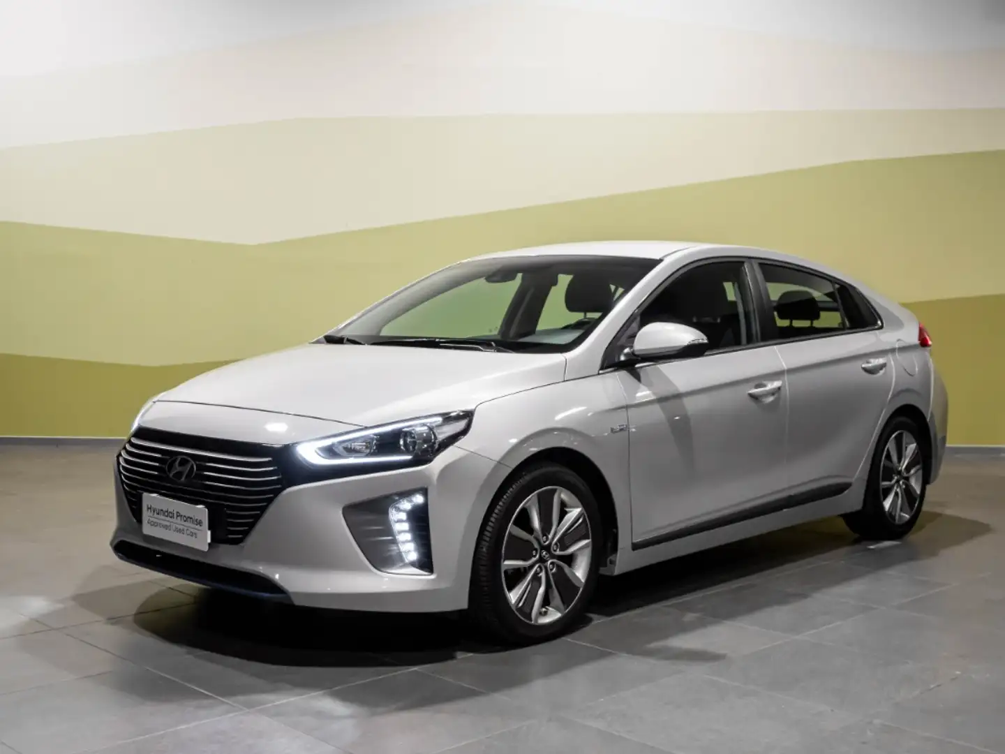 Hyundai IONIQ 1.6 Hybrid Style Stříbrná - 1