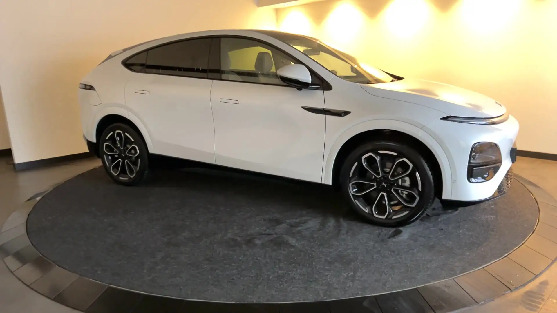 Xpeng G6 RWD Standard Range 68.5 kWh Premium interieur met Weiß - 2
