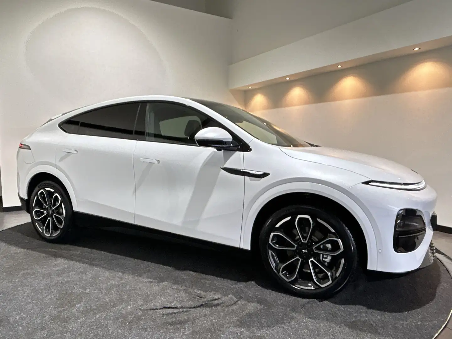 Xpeng G6 RWD Standard Range 68.5 kWh Premium interieur met Weiß - 1