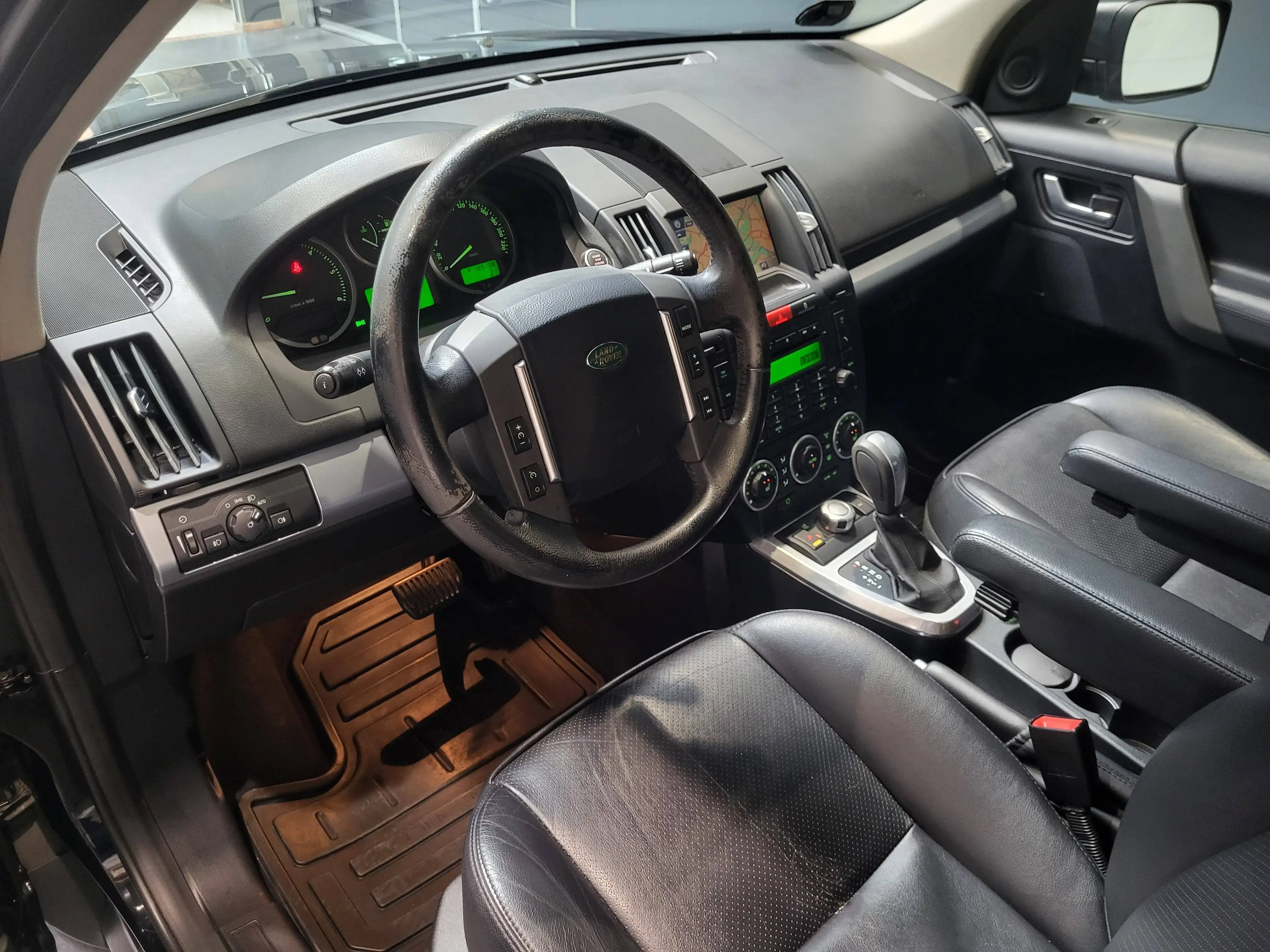 Land Rover Freelander 2.2Td4 HSE *Navi| Xenon| Pano* — photo 6