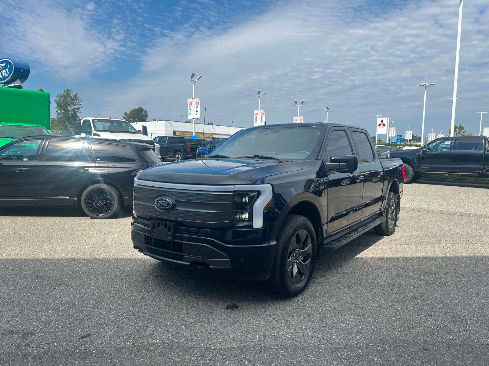 2023 Ford F-150 Lightning LARIAT 4WD SuperCrew 5.5' Box