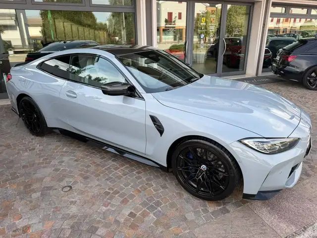 BMW M4 view 4